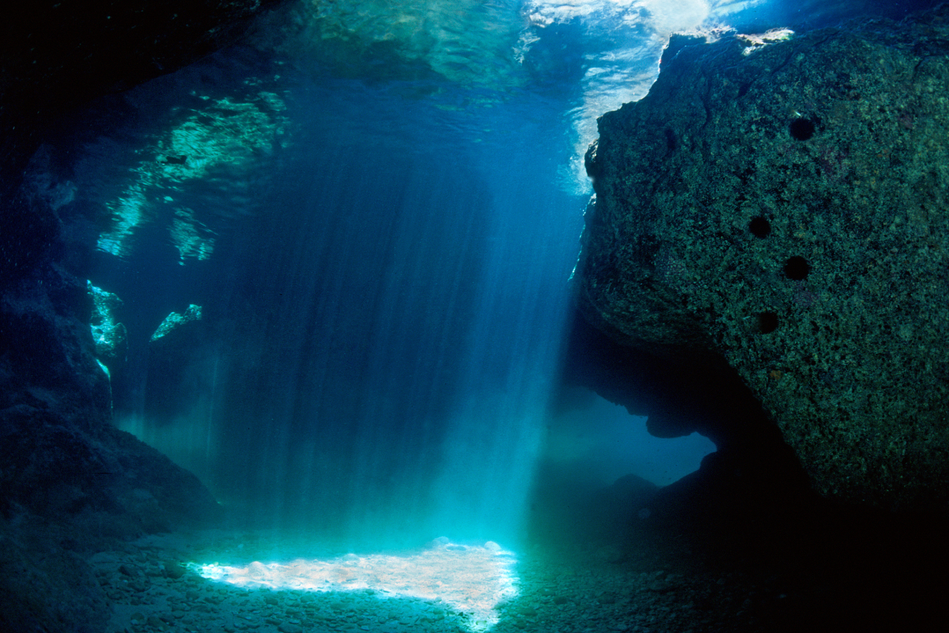 无底洞,传说深不可测,科幻作品中常描绘其神秘莫测,实际上,世界上真的