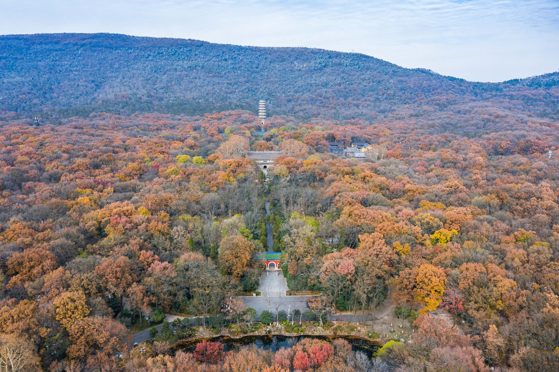 钟山风景名胜区坐落于南京市紫金山,是中国著名的旅游胜地,拥有众多