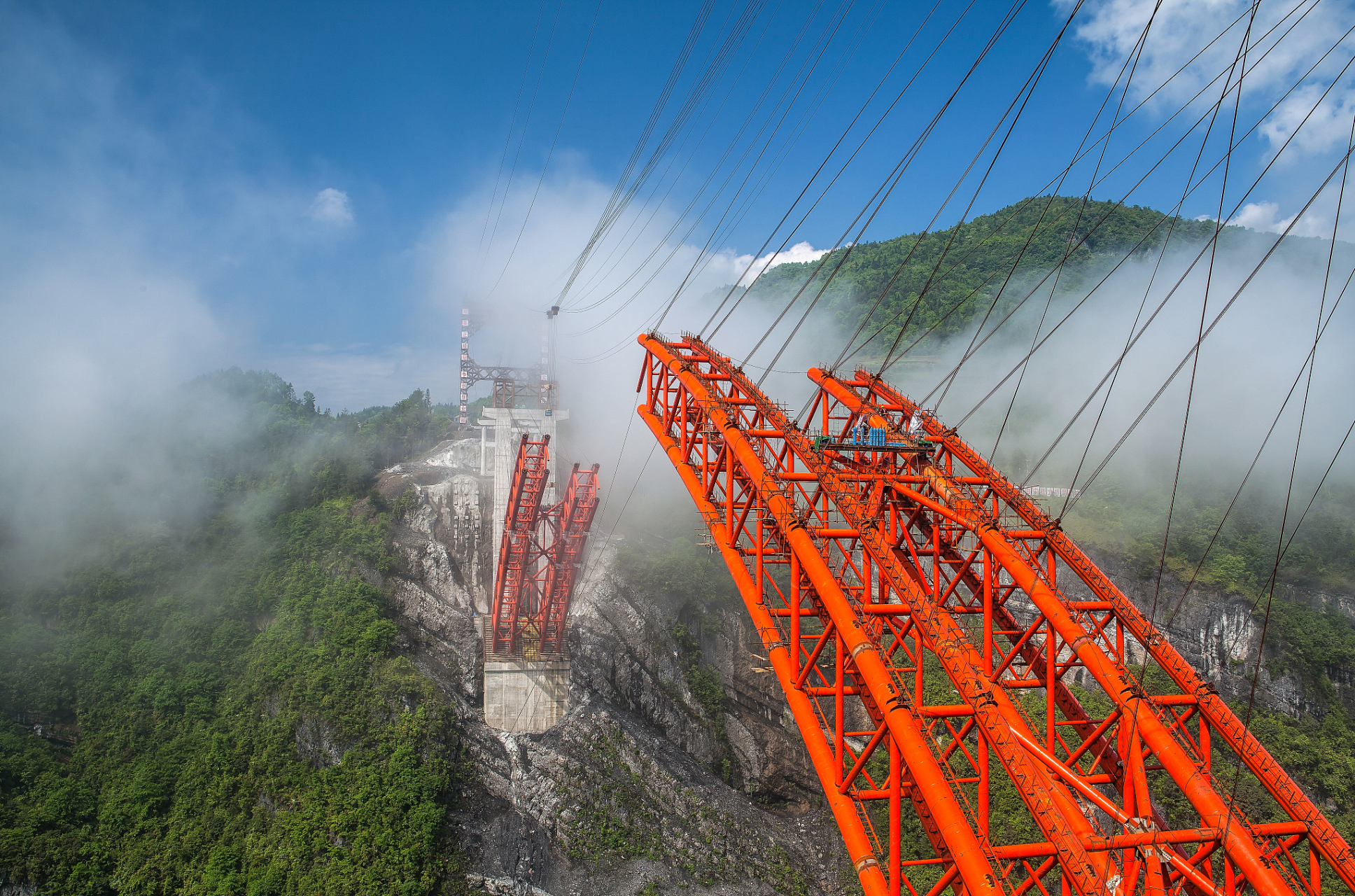 贵州安顺的坝陵河大桥蹦极,坝凌河大桥蹦极,致力于打造成为世界级极限