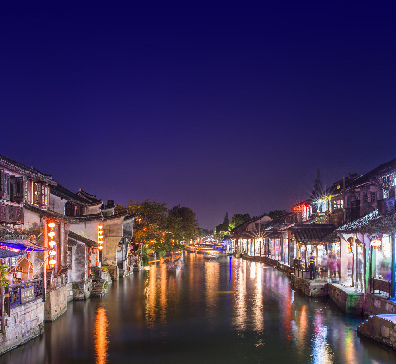 西塘的古镇夜色,值得和爱人一起去看  当夜幕降临,整个古镇渐渐沉浸在