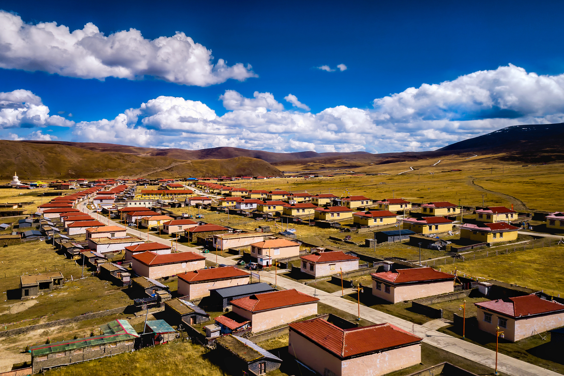 那曲镇,藏北旅游区之一,青藏公路的必经之路,每年8月的赛马节更是吸引