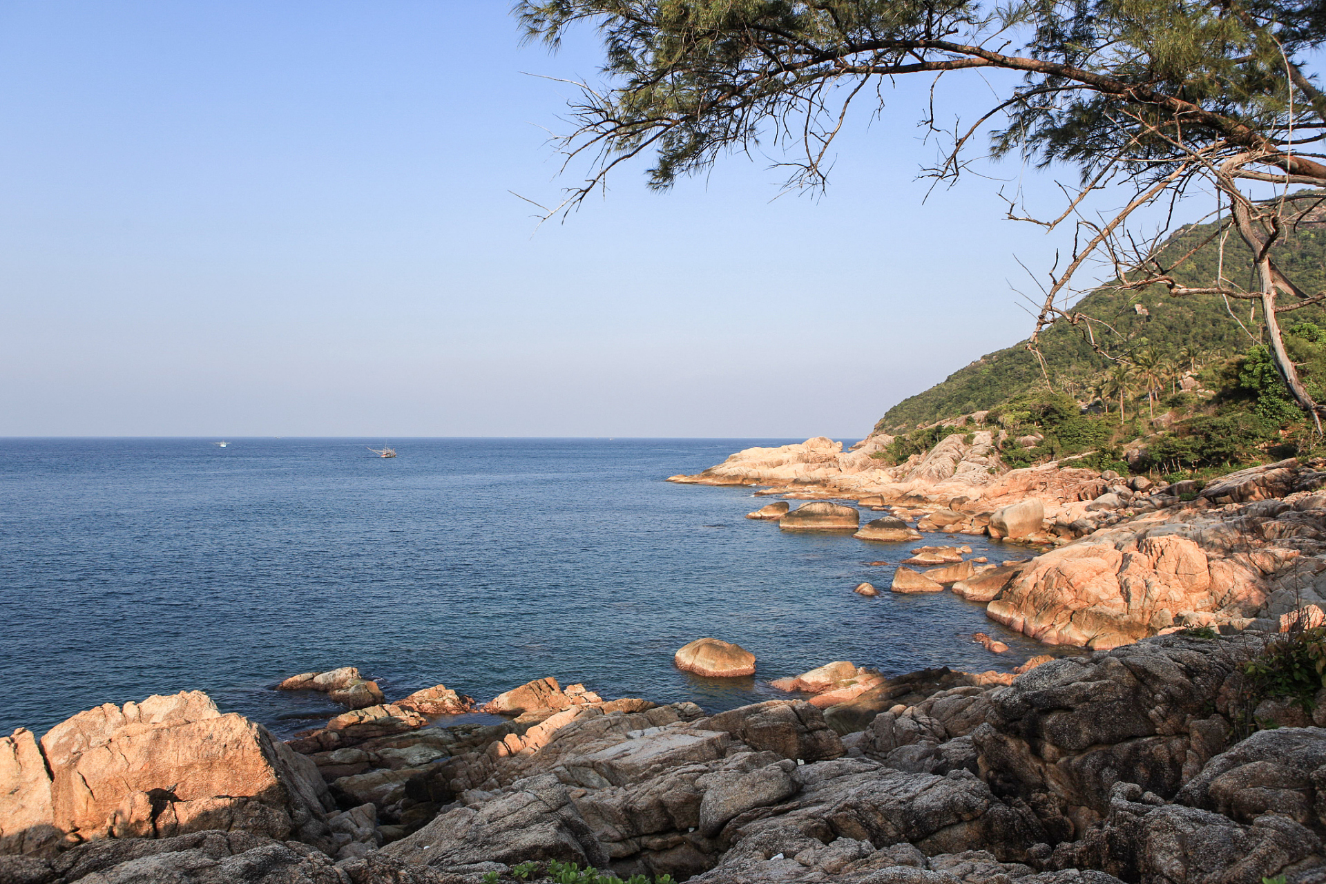 90南澳岛位于广东省汕头市,这里有美丽的海滩和迷人的景色,是一个