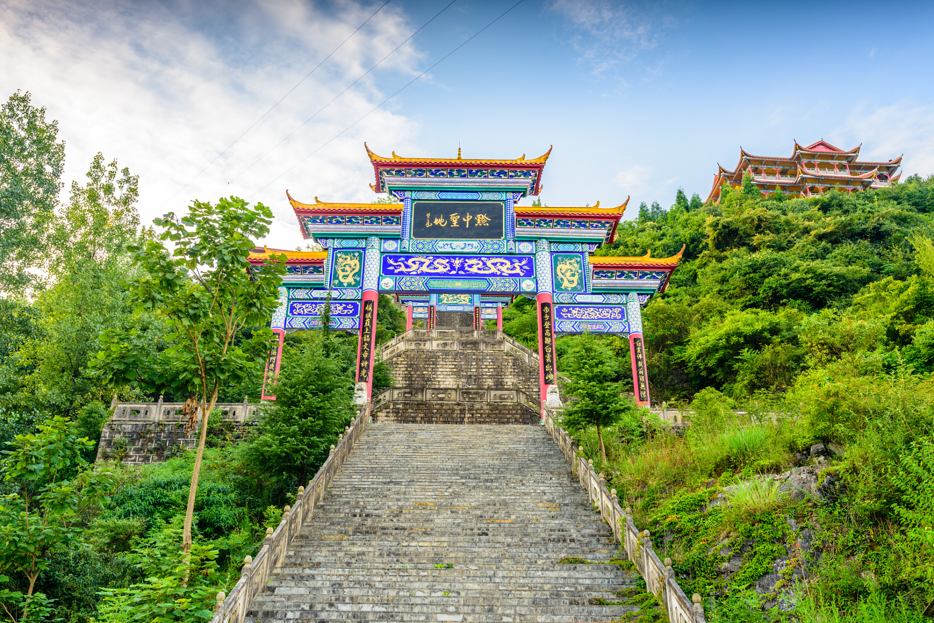 药王山景区不仅是一处令人陶醉的山水胜地,更是一个自然的宝库.