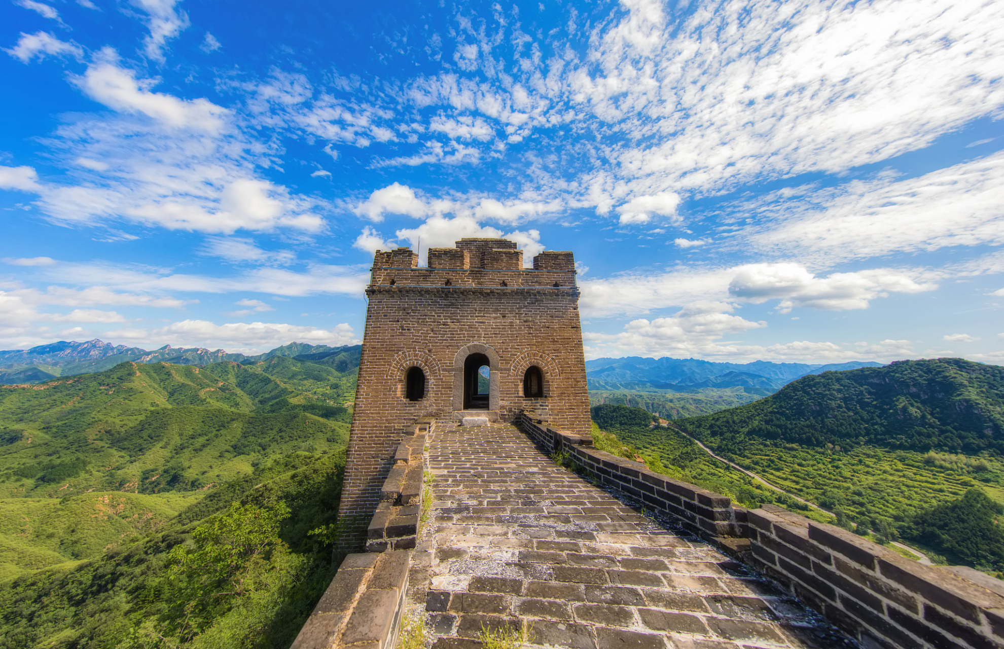 山西省右玉县境内的三十二长城是明长城的一段,被誉为雄浑辽阔的古代