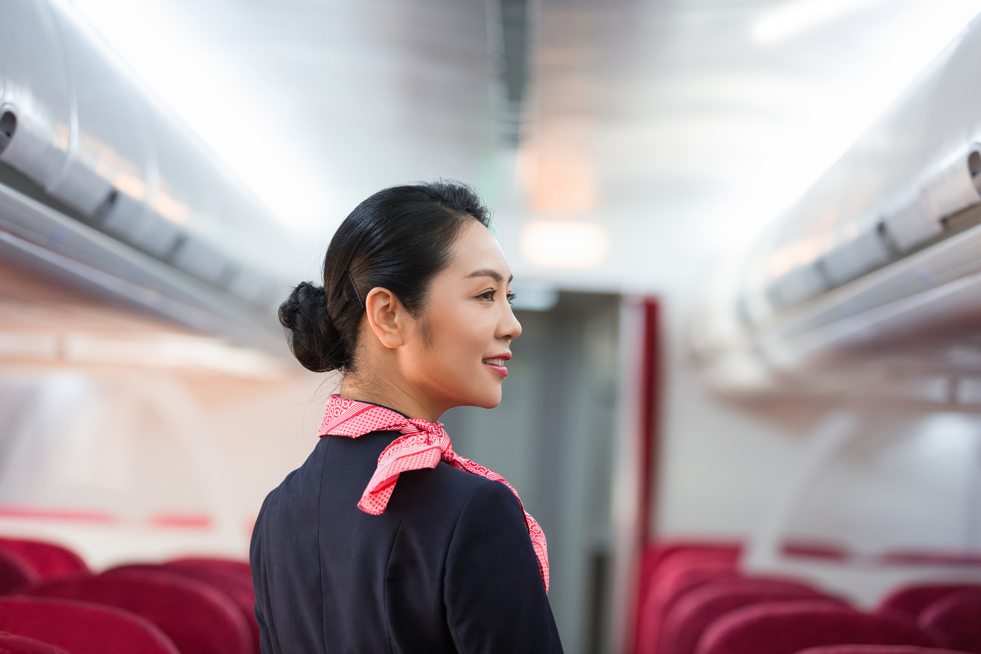 新能源汽车# #空姐集体辞职转行卖理想# 今天,聊聊美女经济学.