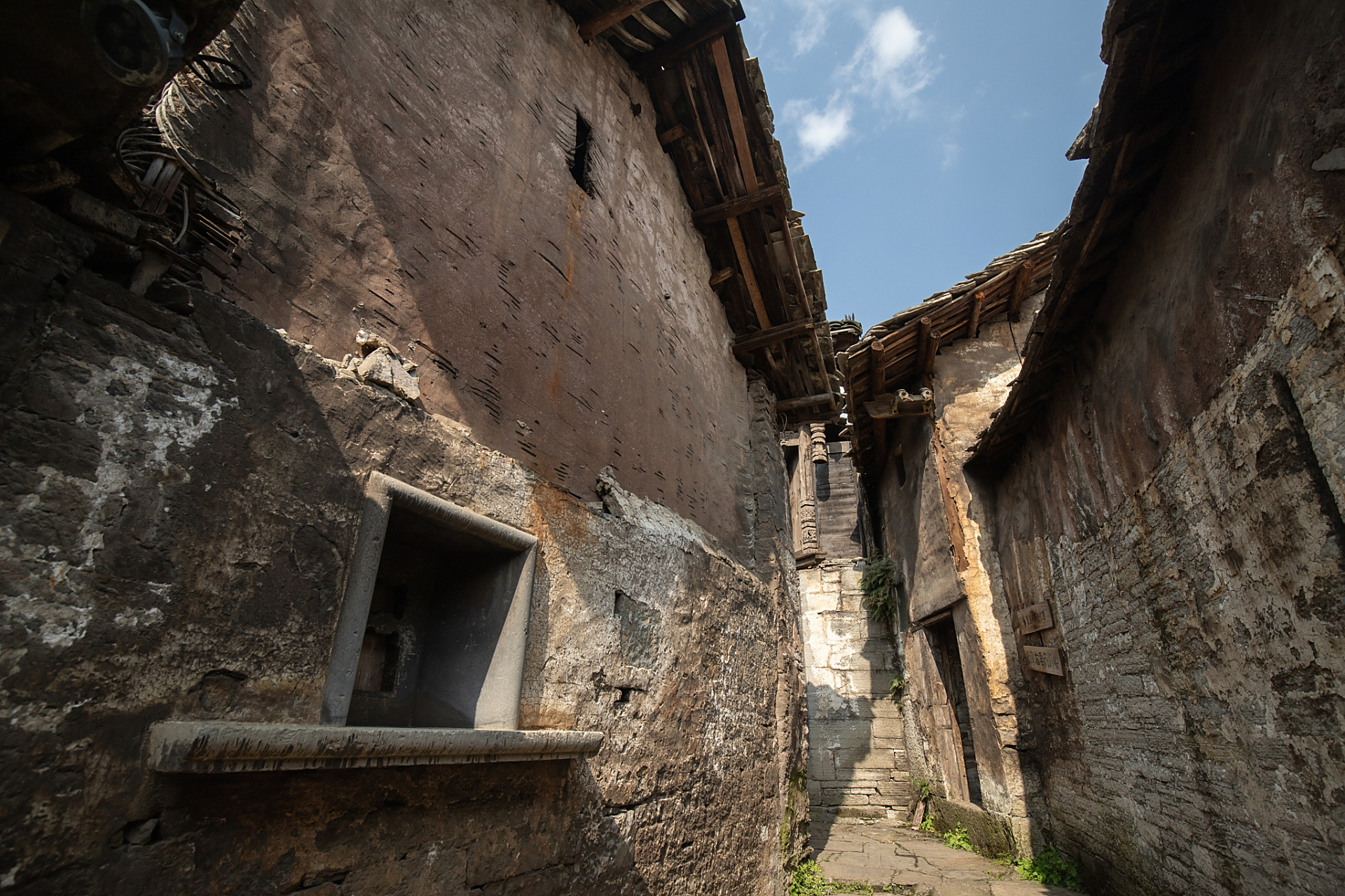 泸西城子古村是云南的一座具有独特魅力的古村落,以其传统的土掌房