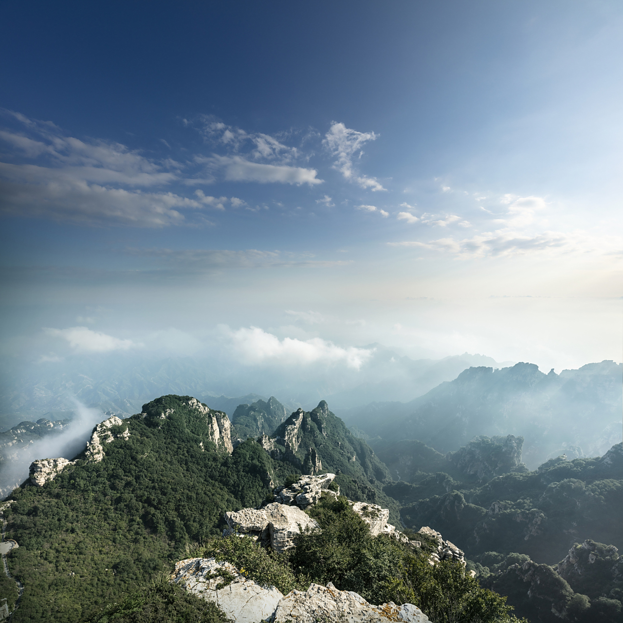这里有雄伟的山峰,神秘的寺庙,是游客感受山水文化的好去处.