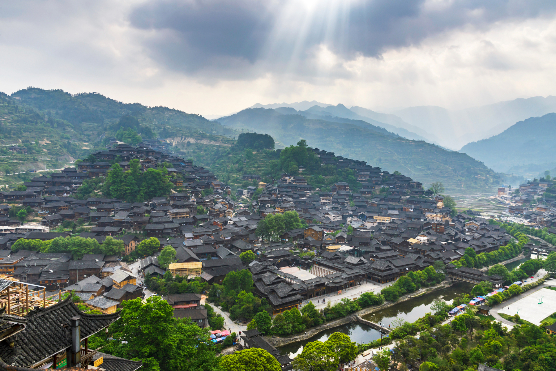 西江千户苗寨,位于贵州省黔东南苗族侗族自治州雷山县西江镇南贵村,距