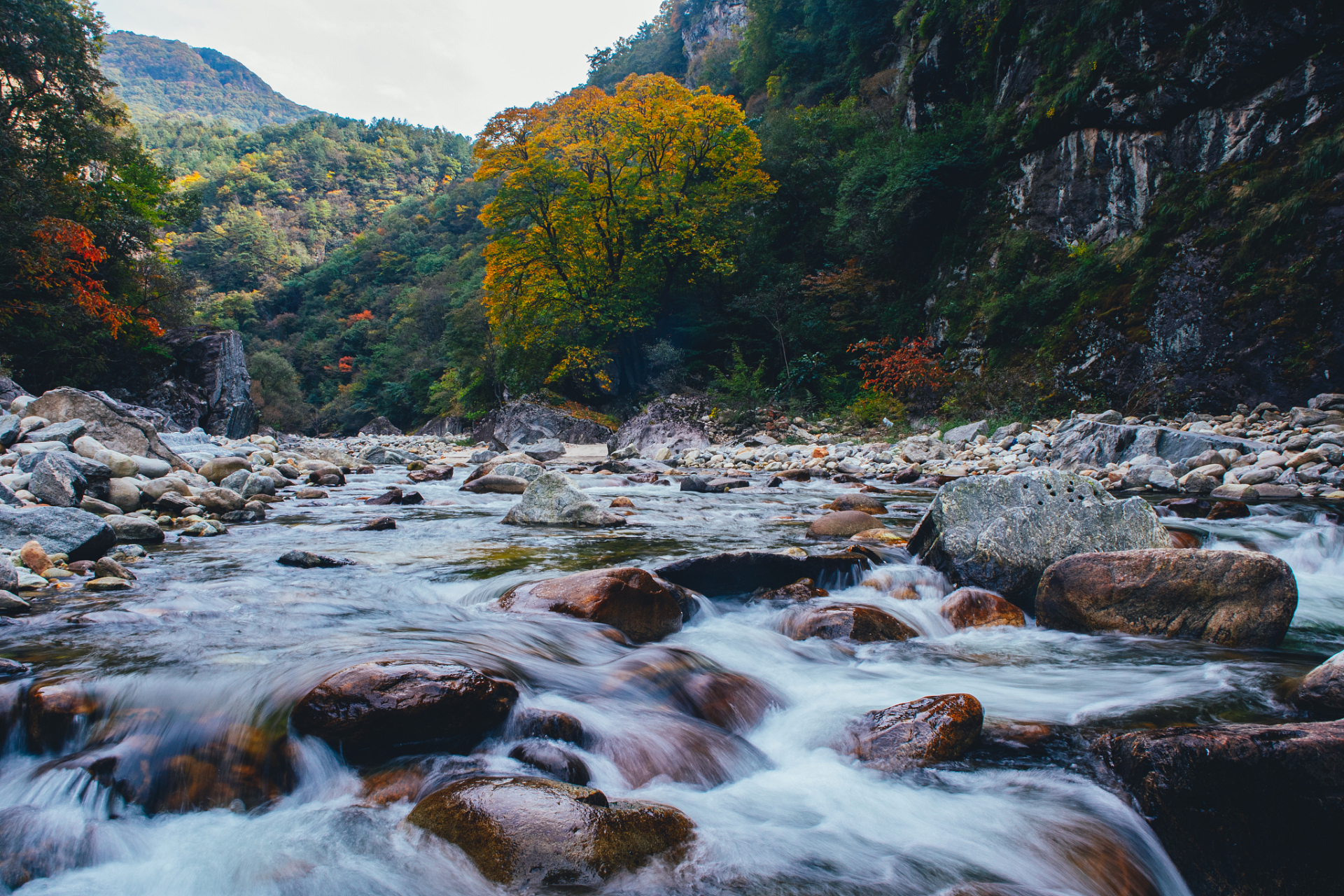 四季景色各异,是放松心情,享受自然的绝佳之地.[原文:宝鸡红河谷在