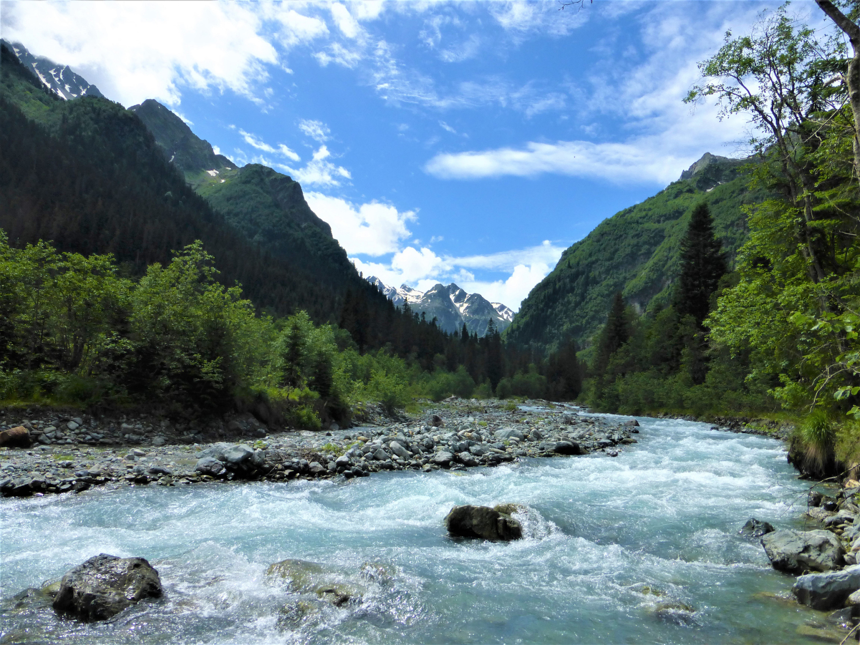 位于岷山山脉与邛崃山脉交汇处的黑水县麦扎乡境内,海拔2400米-4100米