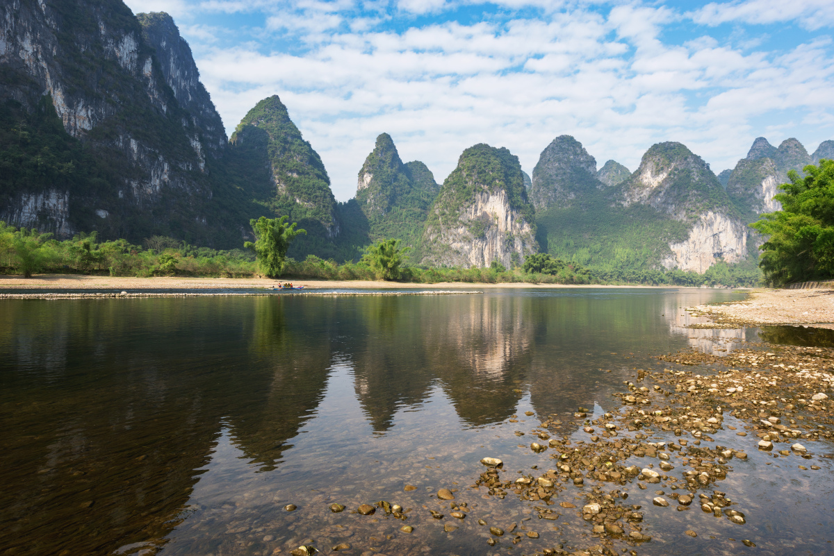 每当提及桂林,我便会情不自禁地向往那片漓江山水间的世外桃源,期待与