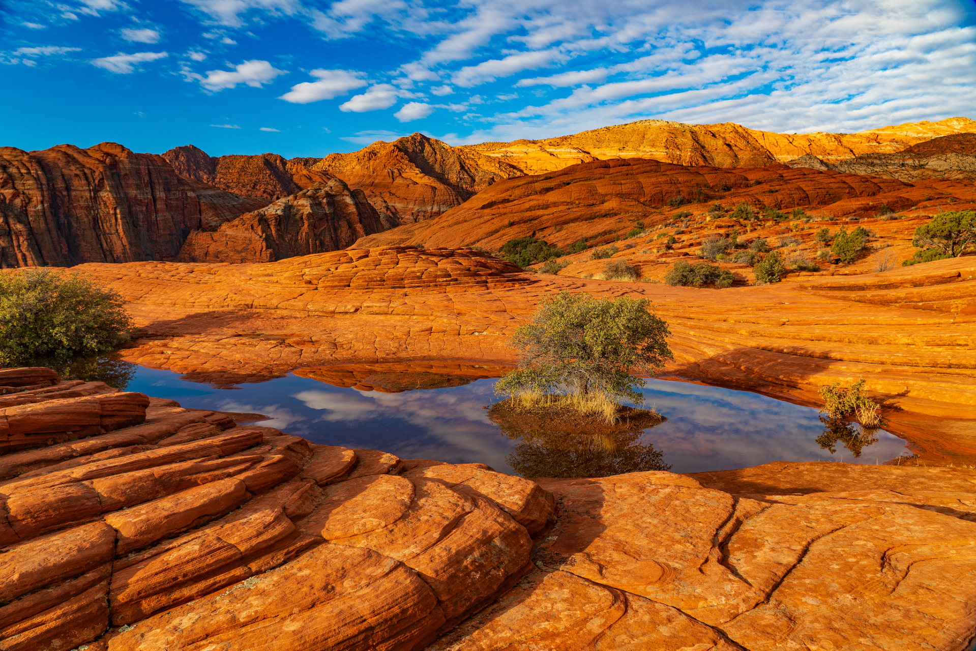 五彩湾是在一片戈壁荒漠中的一个五彩缤纷的世界,以怪异,神秘,壮美而