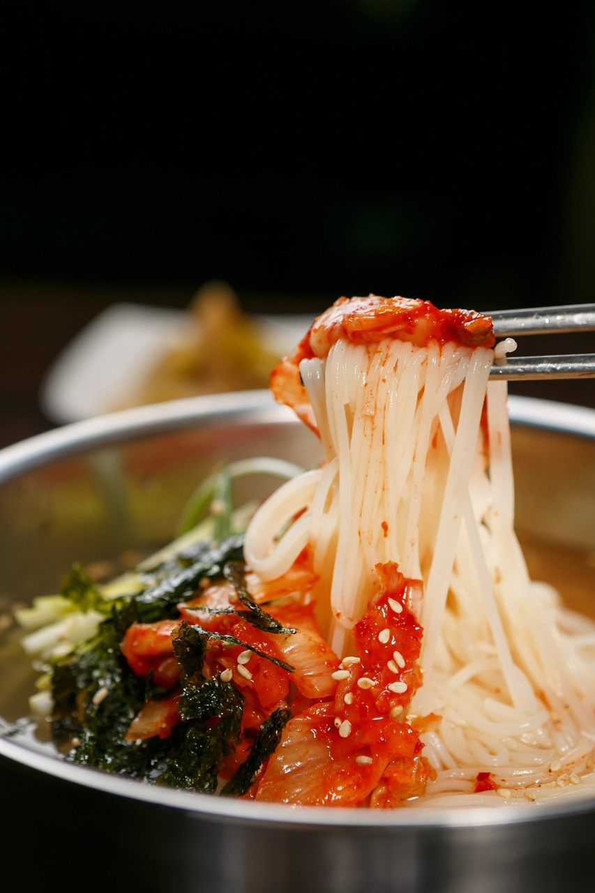 秋天到吉林旅游必去的3个景点有:  蛟河红叶谷 .