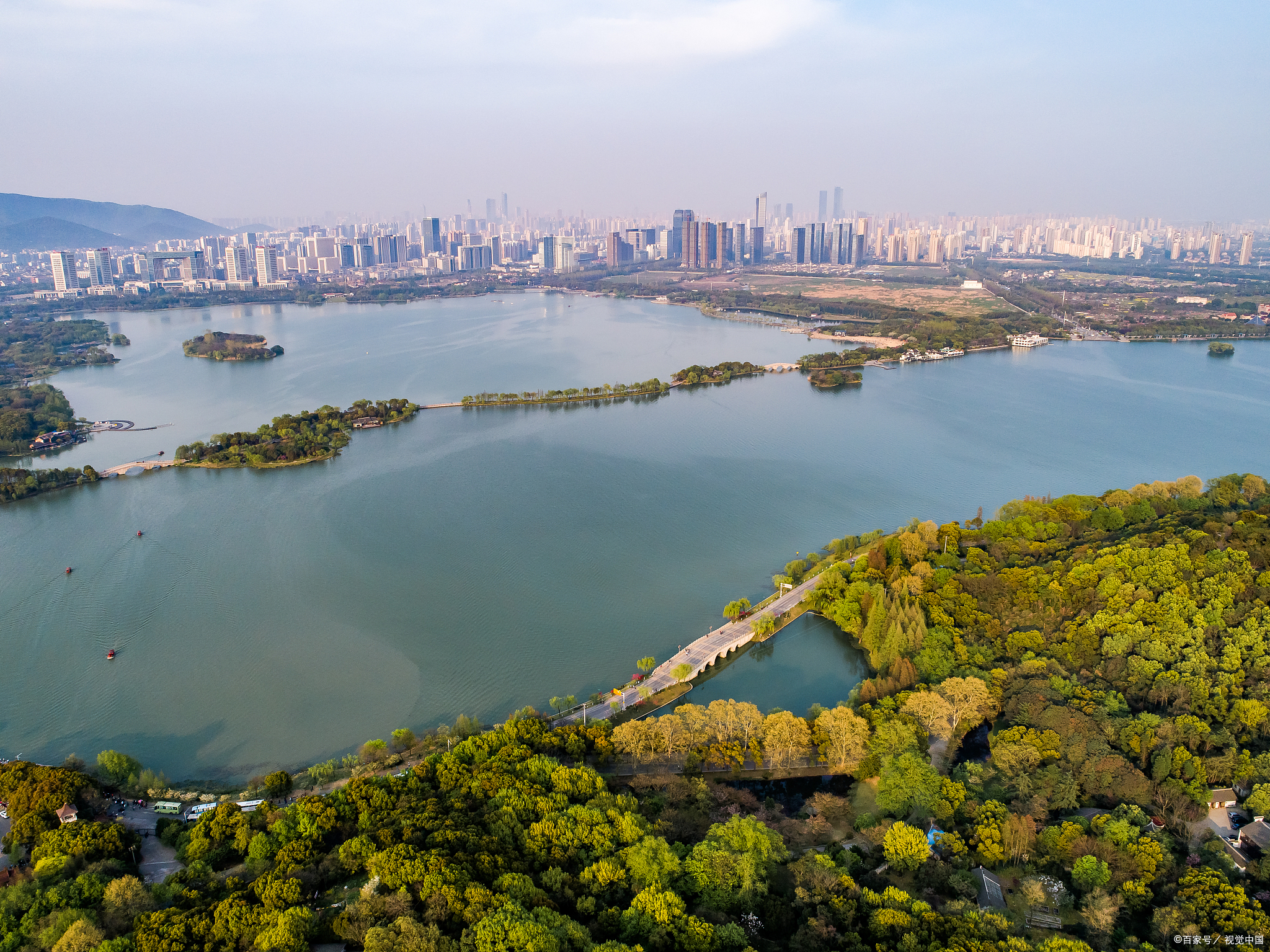 杭州有美丽的西湖,嘉兴有迷人的南湖.