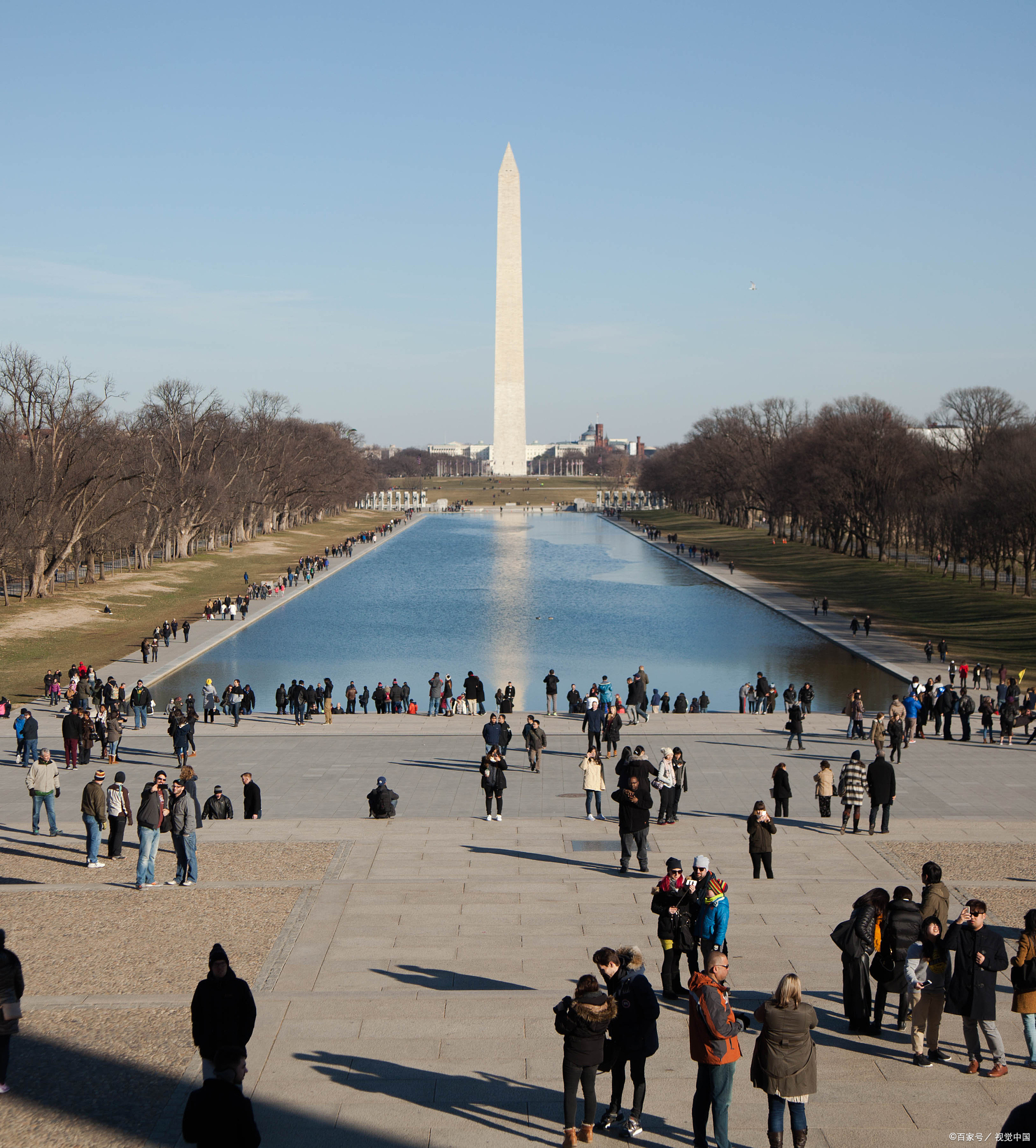 走遍美国# 秋天,华盛顿纪念碑在蓝天和白云的映衬下显得格外雄伟.