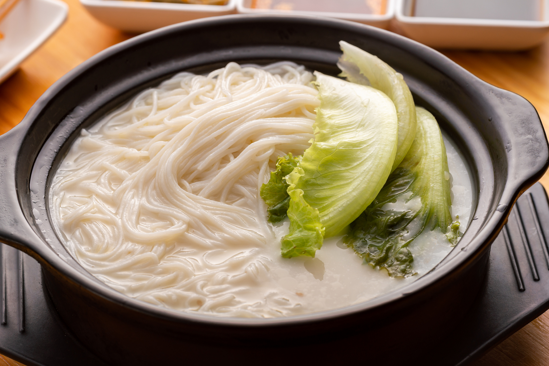 过桥米线是云南滇南地区的特色小吃,以汤料的鲜美和米线的细腻口感