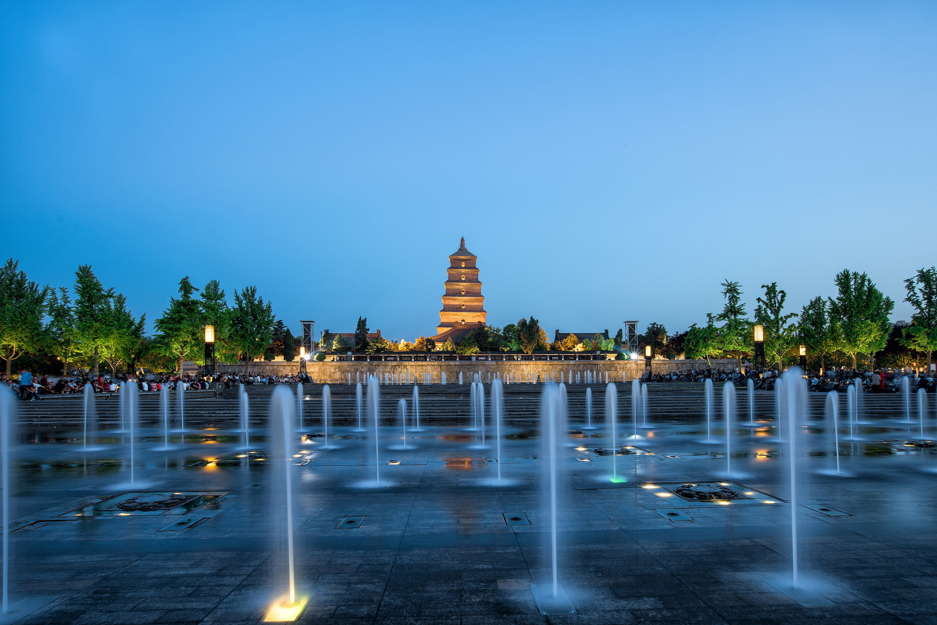 西安旅游攻略5日游:第一天游览钟鼓楼,回民街,大雁塔;第二天参观陕西