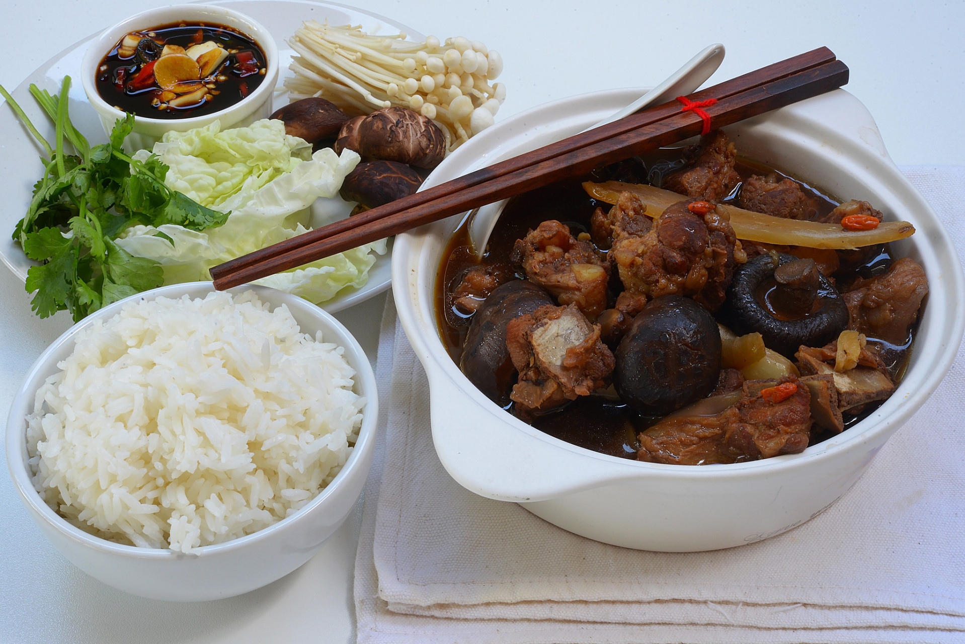排骨米饭以其鲜美口感,丰富营养和匠心选材成为岛城人的心头好.