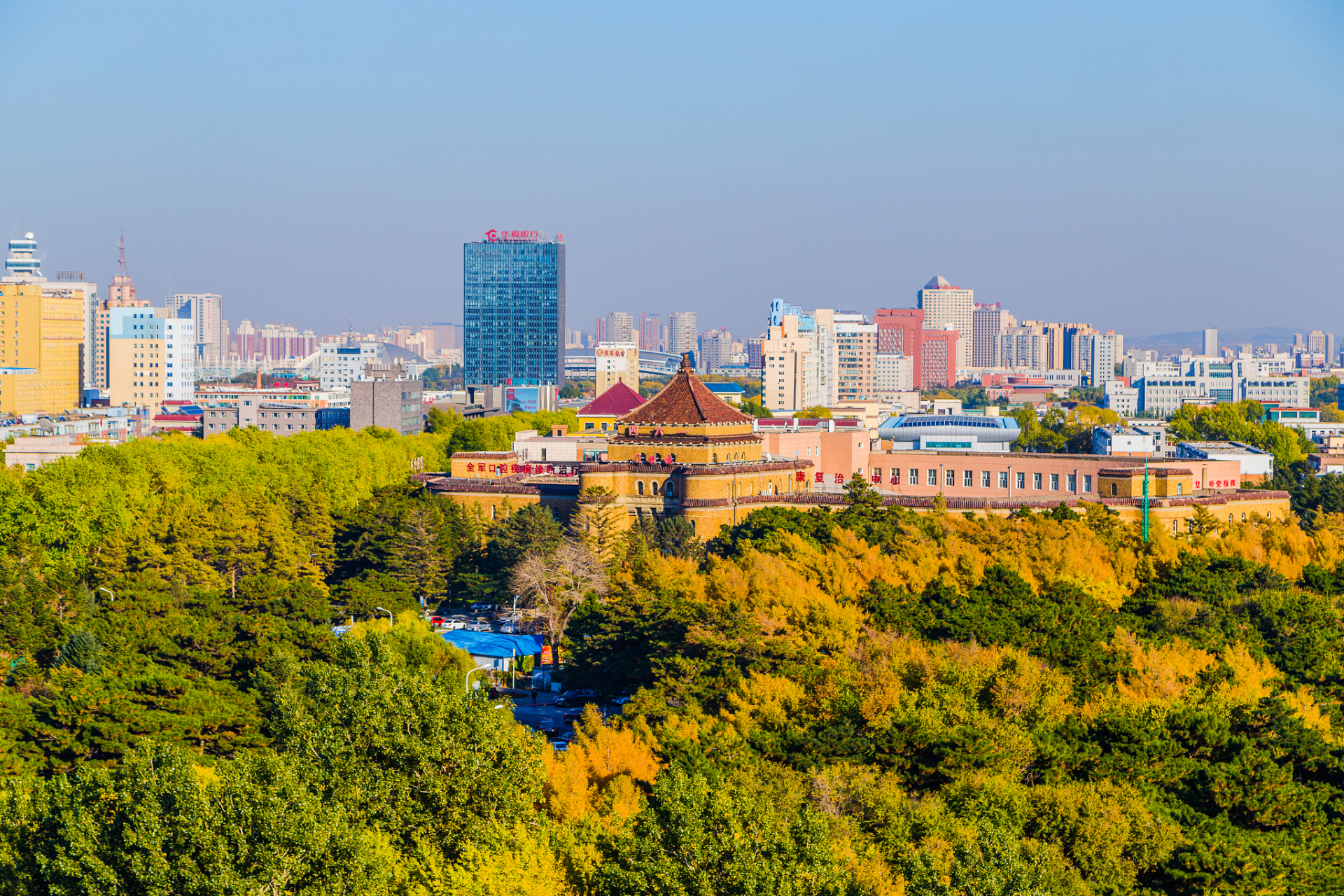 正文:  大家好,今天我要和你们分享我的长春秋日之旅,一起去探寻