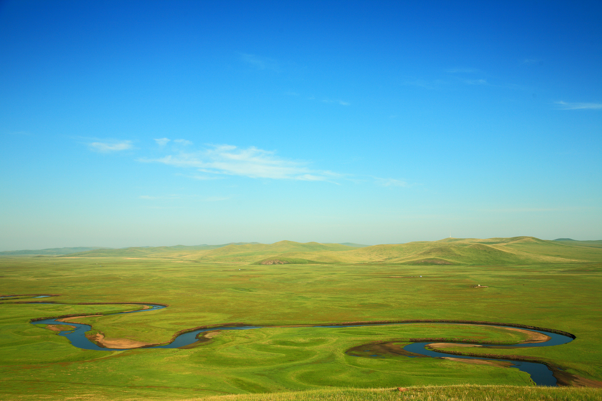 #奔赴春天的旅行# 在神秘莫测的敦煌戈壁滩上,越野骑行成为了一种令人