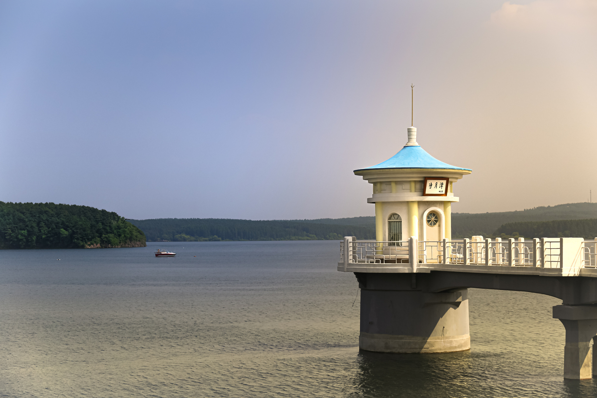 净月潭国家森林公园被誉为长春市的绿色之肺,因公园内的净月潭而得名