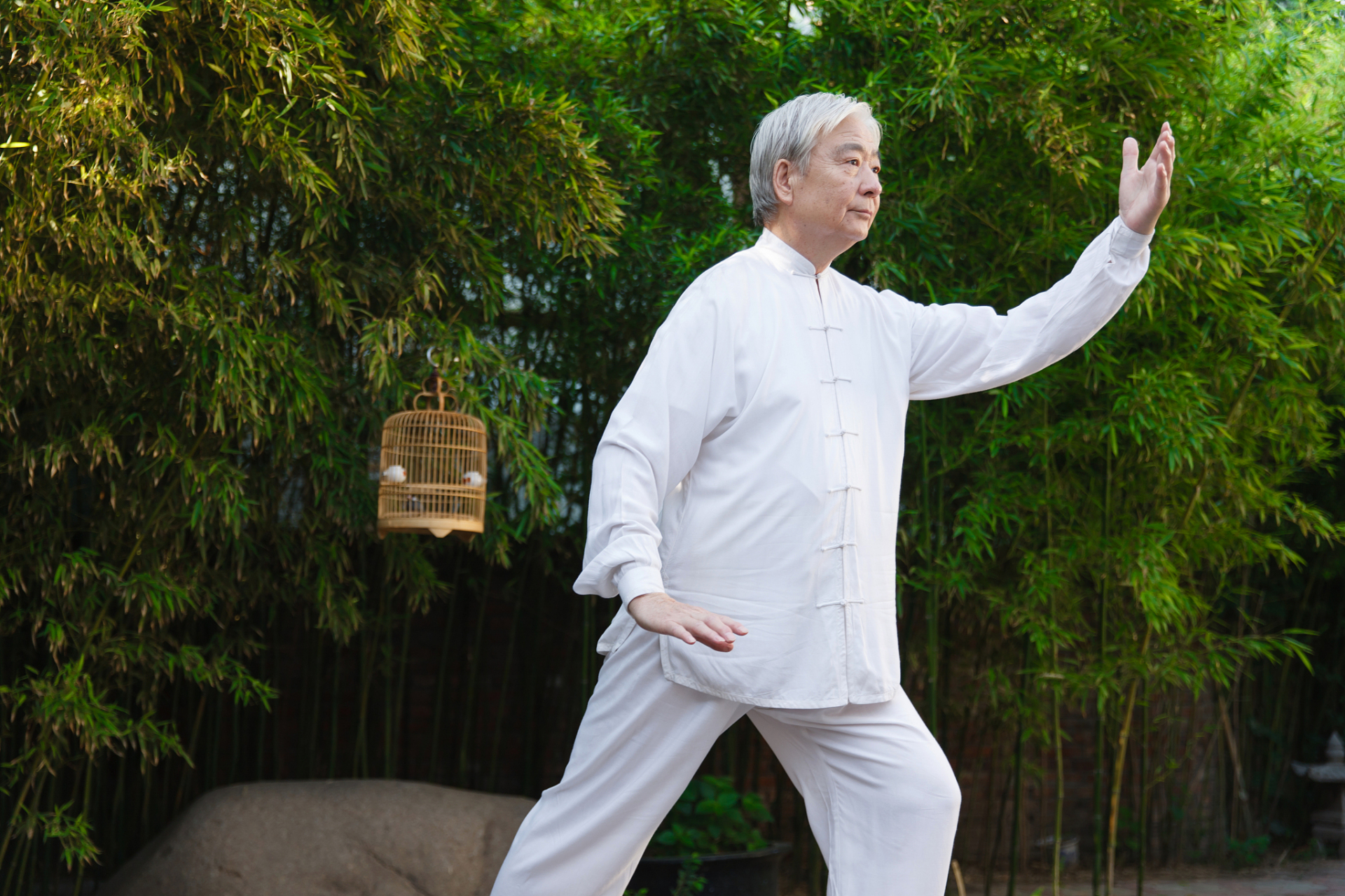 秋季老年人锻炼别太早  秋天到了,很多老人仍然保持夏季时早起晨练的