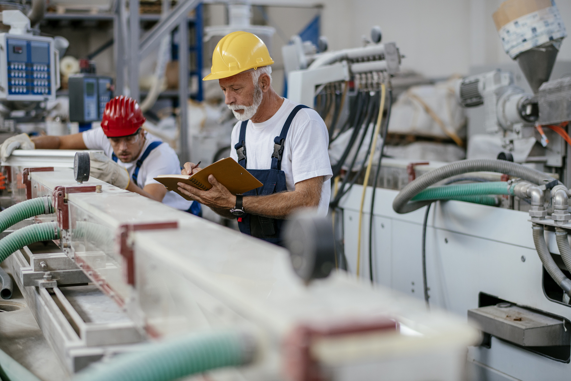 视频中,工人们身着蓝色制服,排队走出工厂,其场景让人感到震撼.
