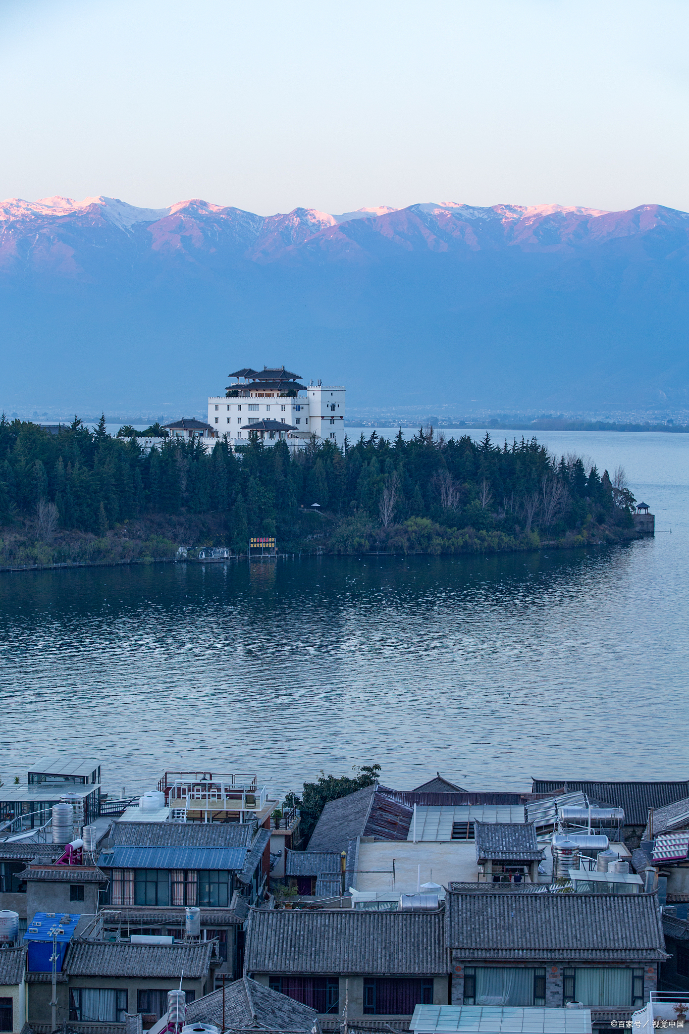 玉溪市澄江县的仙湖古镇是一个充满历史文化气息与自然美景的旅游