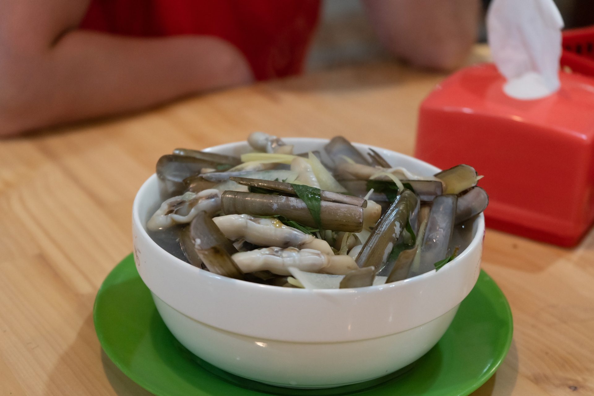 【厦门十大小吃推荐之土笋冻】  土笋冻,特色食品,是一种由特有产品