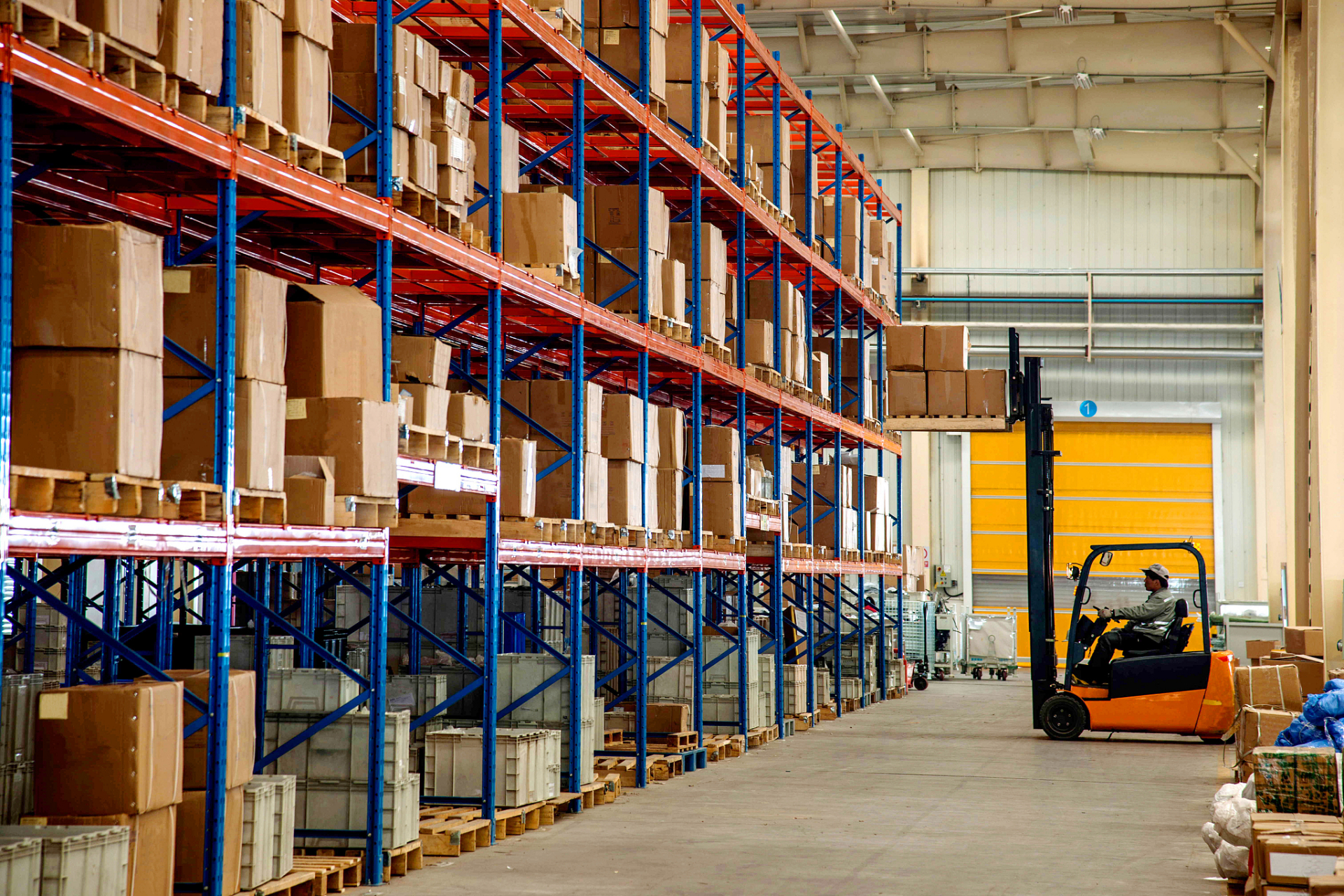 【仓储货架厂家】重型货架可以随着横梁的大小,层板的厚度,加强筋的