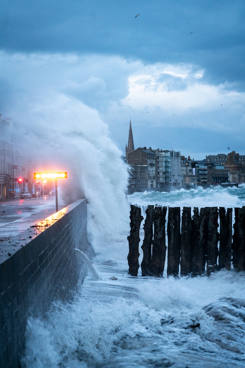 《后天》是一部以全球气候变暖为背景的灾难片,讲述科学家发现气候