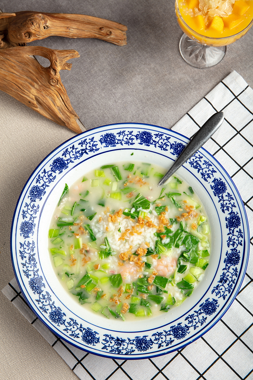 我的美食分享# 以下是翡翠虾仁豆腐汤的简易做法: