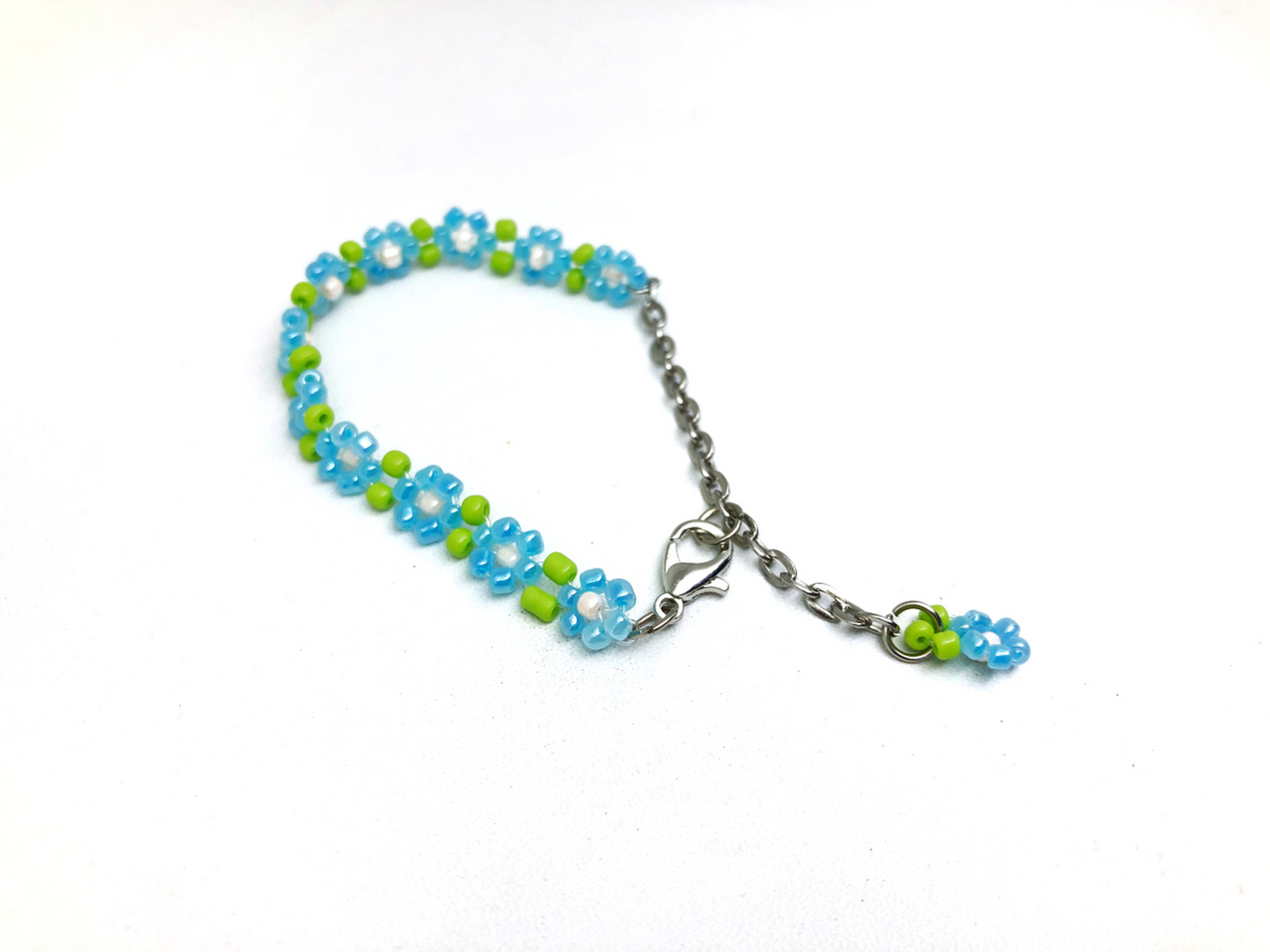 制作鲨鱼骨手链需要准备鲨鱼骨头,砂纸,钻头,弹性线,珠子,镊子等材料.