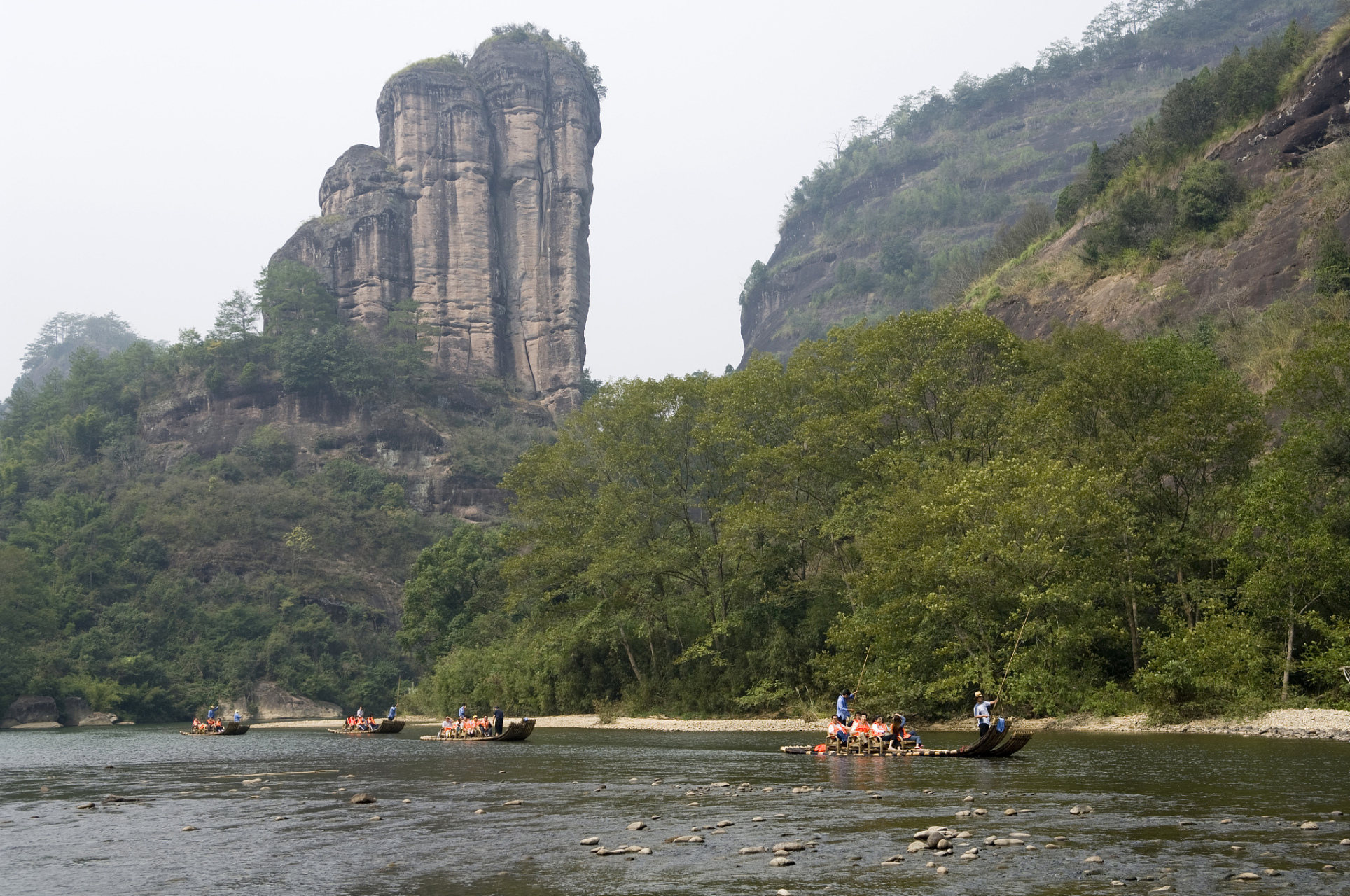 龙虎山,位于江西省鹰潭市贵溪市境内,是中国道教的发源地之一,也是