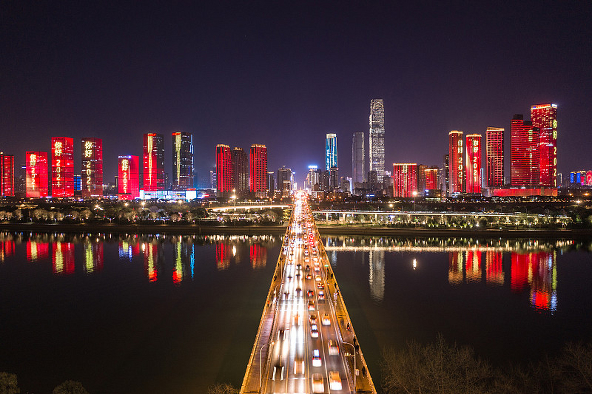 在白天的喧嚣过后,长沙的夜晚如同一颗璀璨的明珠,静静地躺在湘江之畔