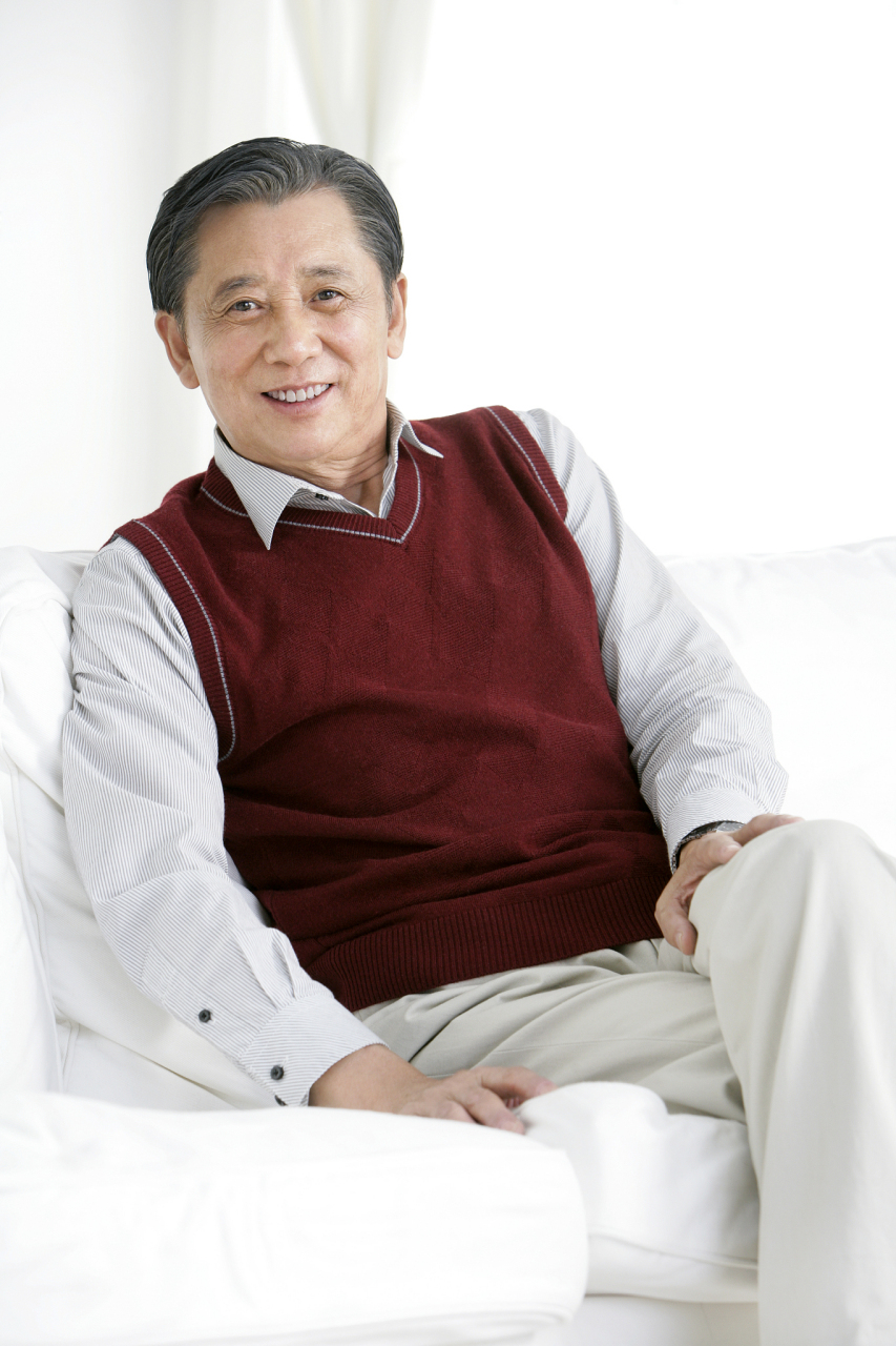 随着社会发展,40岁以上的中年人失业问题严重,他们有各种选择:重回