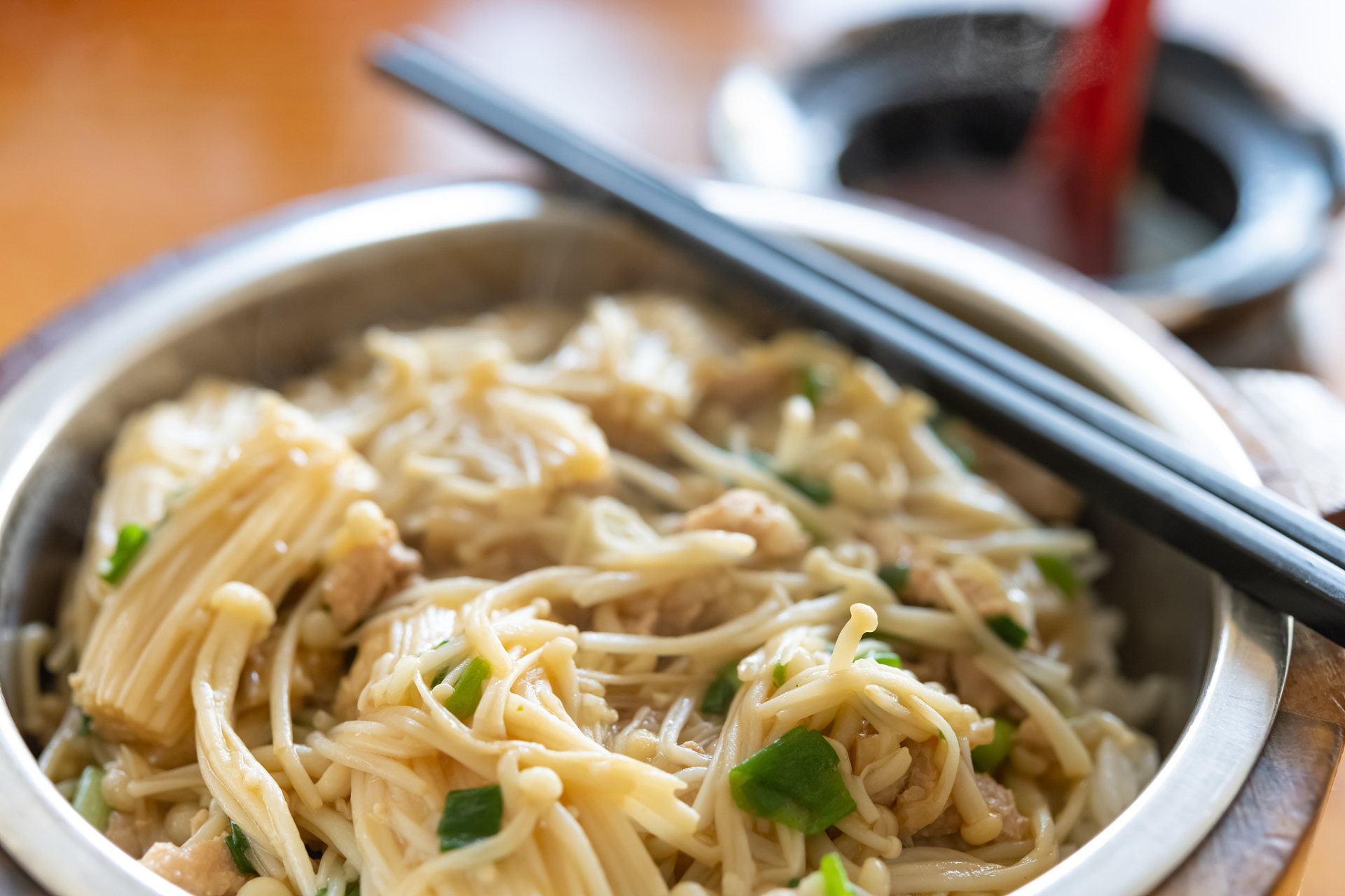 黄石阳新油面,是一道地道的湖北特色小吃,也是当地人最爱的美食之一.