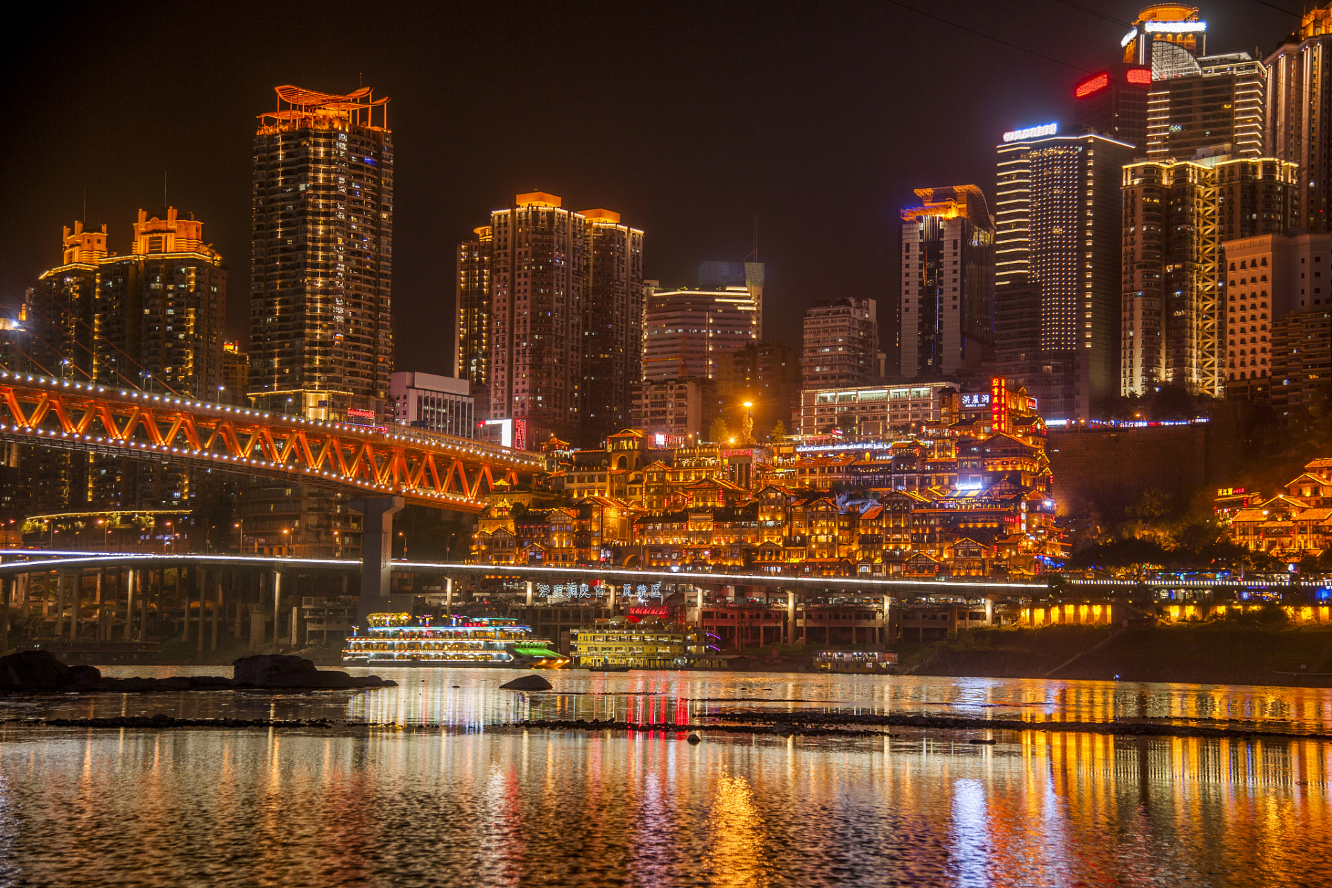 南岸区洪崖洞码头:洪崖洞是重庆南岸著名的历史文化景区,位于嘉陵江