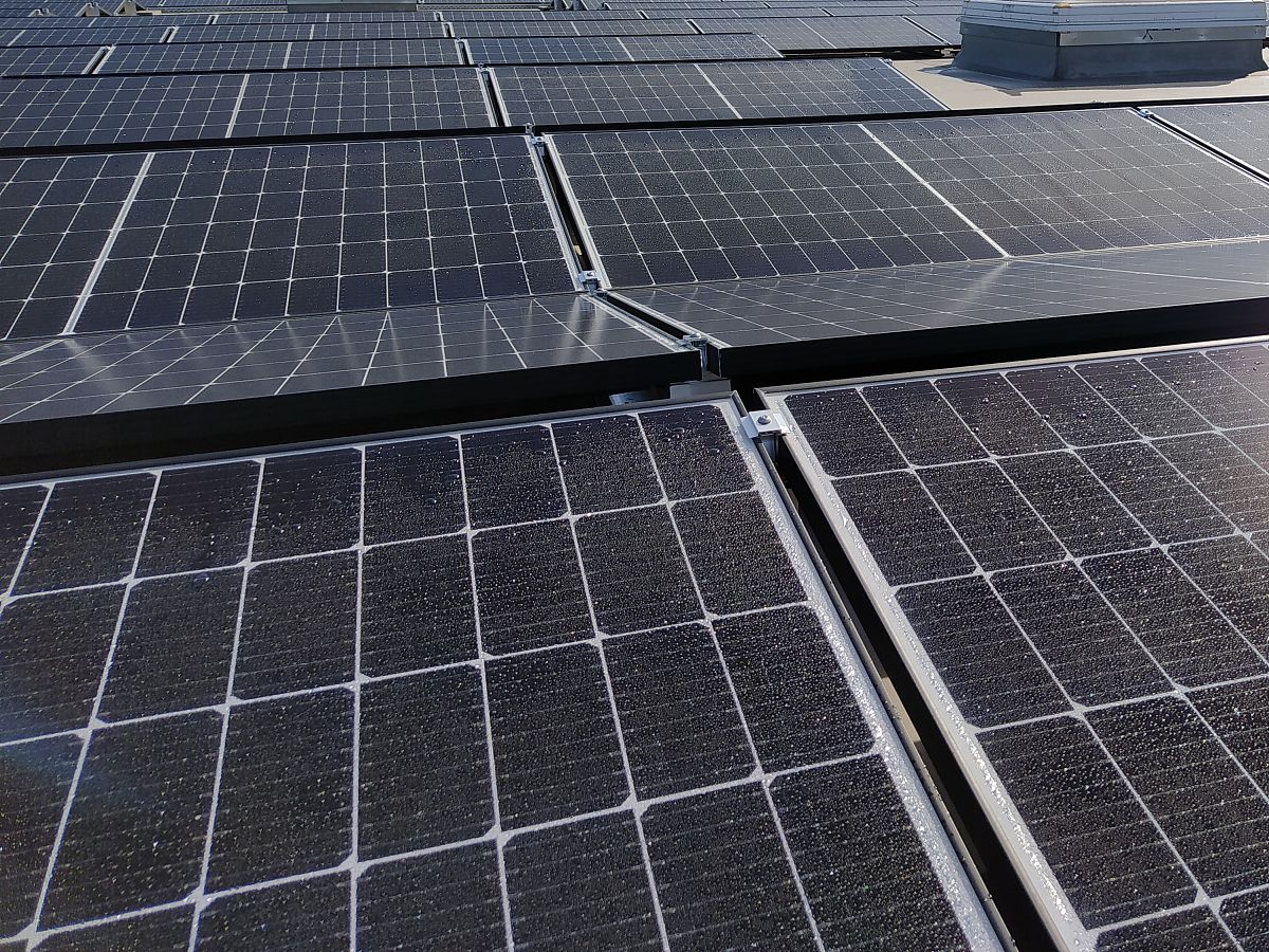 光伏板“爬上”地道看济南石房峪山地道秒变“电厂”