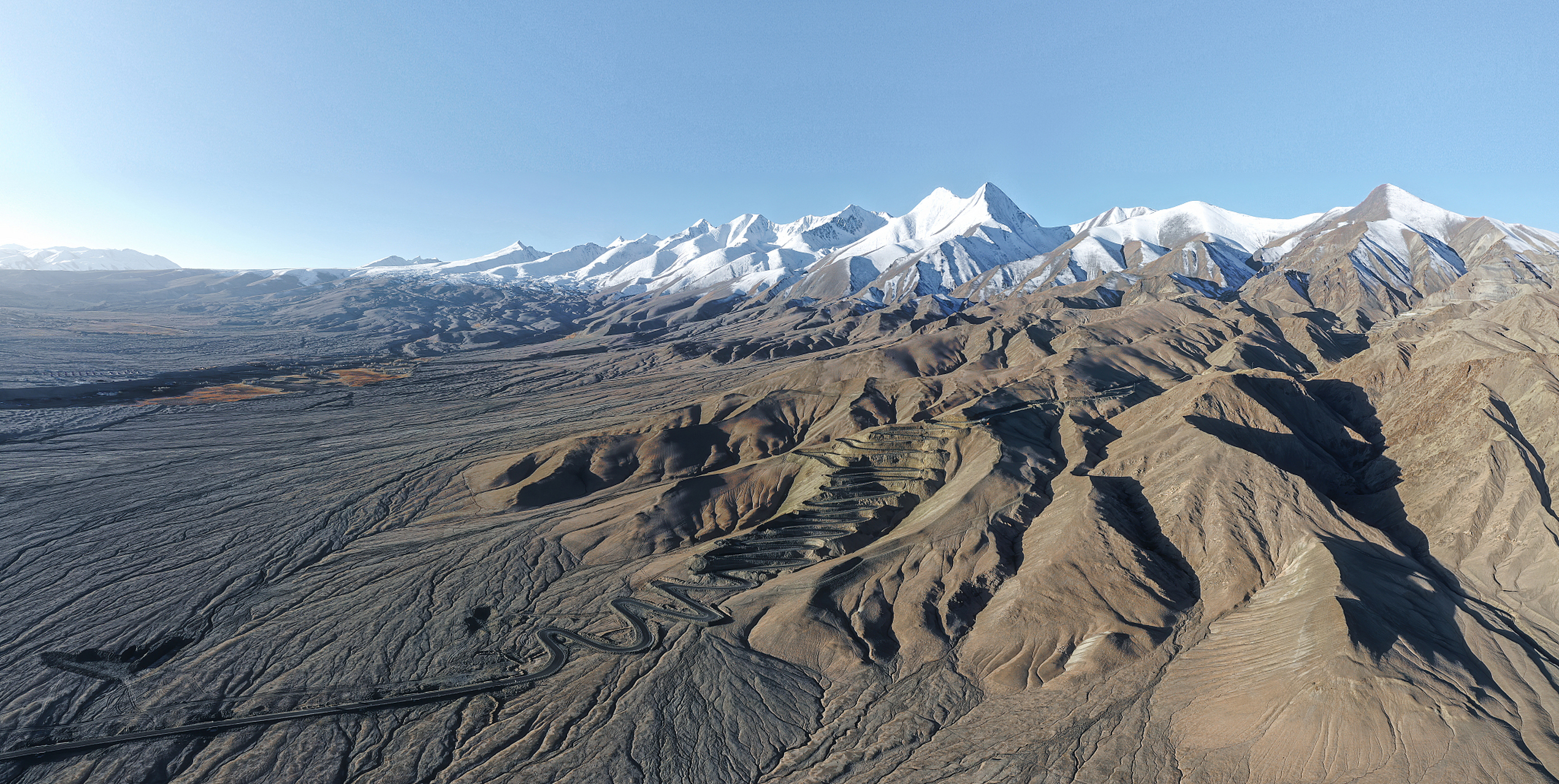 镜头里的春天# 春游甘肃祁连山脉,祁连山脉的春天,不仅仅是大自鹊的