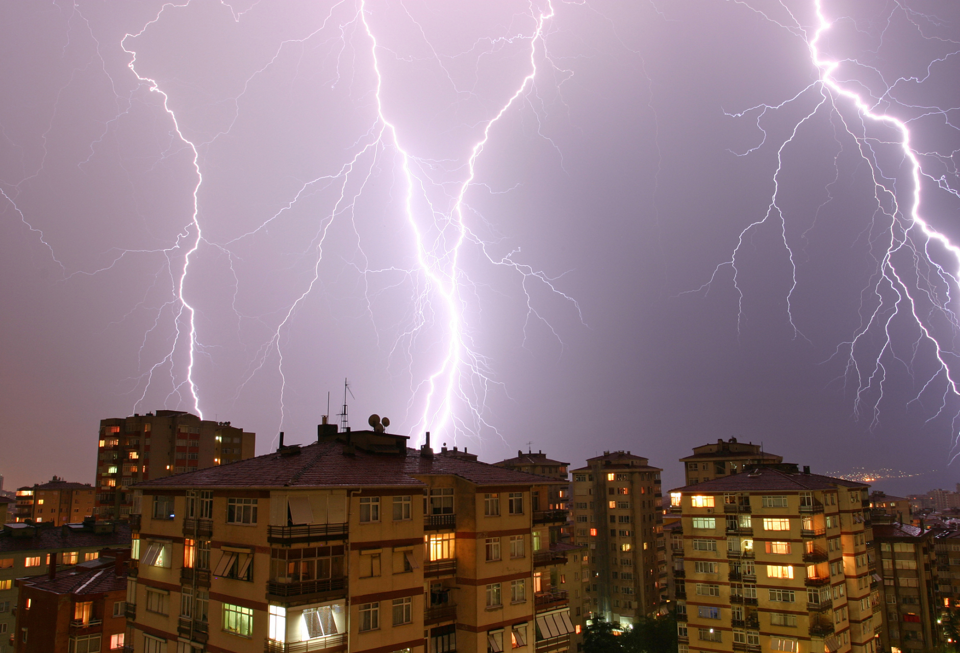 雷雨天气,不少人担心在户外打电话或玩手机会招雷劈