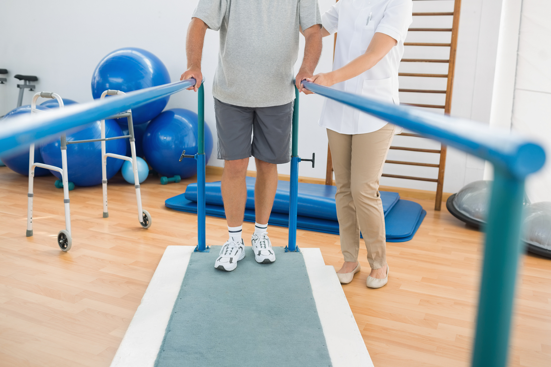 脑卒中后,重心切换运动让偏瘫患者轻松抬手和改善步行.