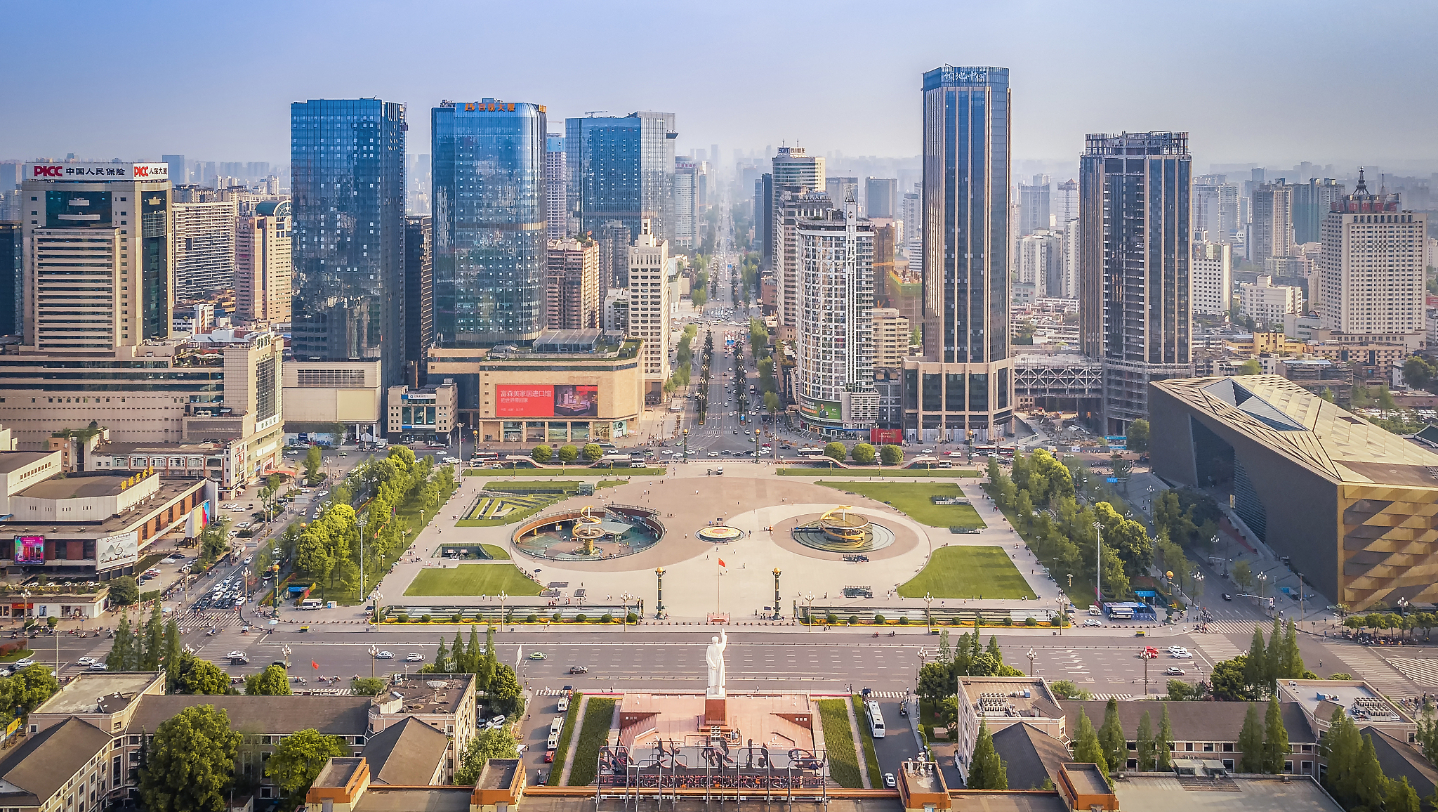 成都天府广场,城市中心的夏日清新绿地