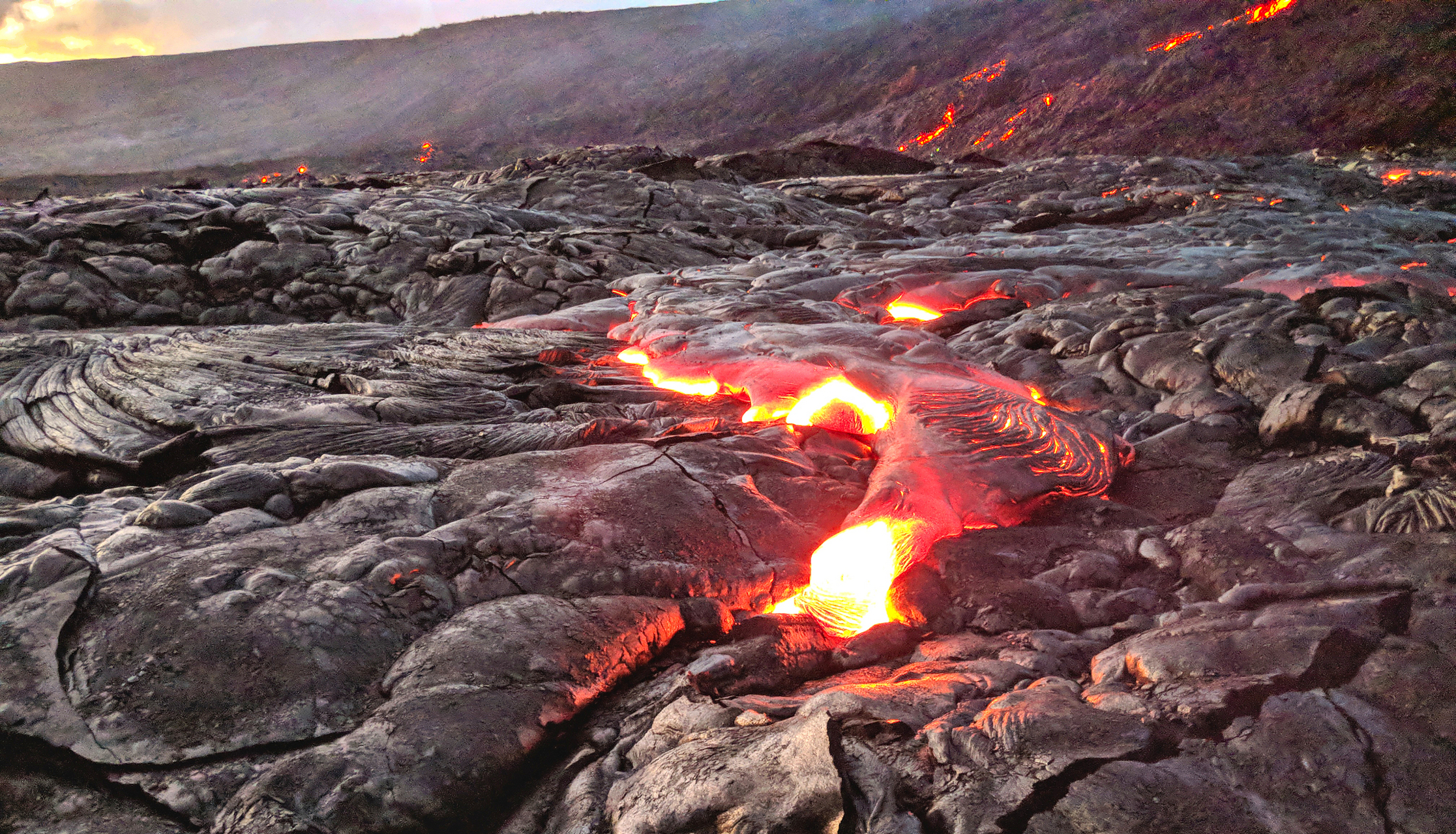 据美联社报道,当地时间11日夜间,菲律宾最活跃的火山马荣火山喷出熔岩