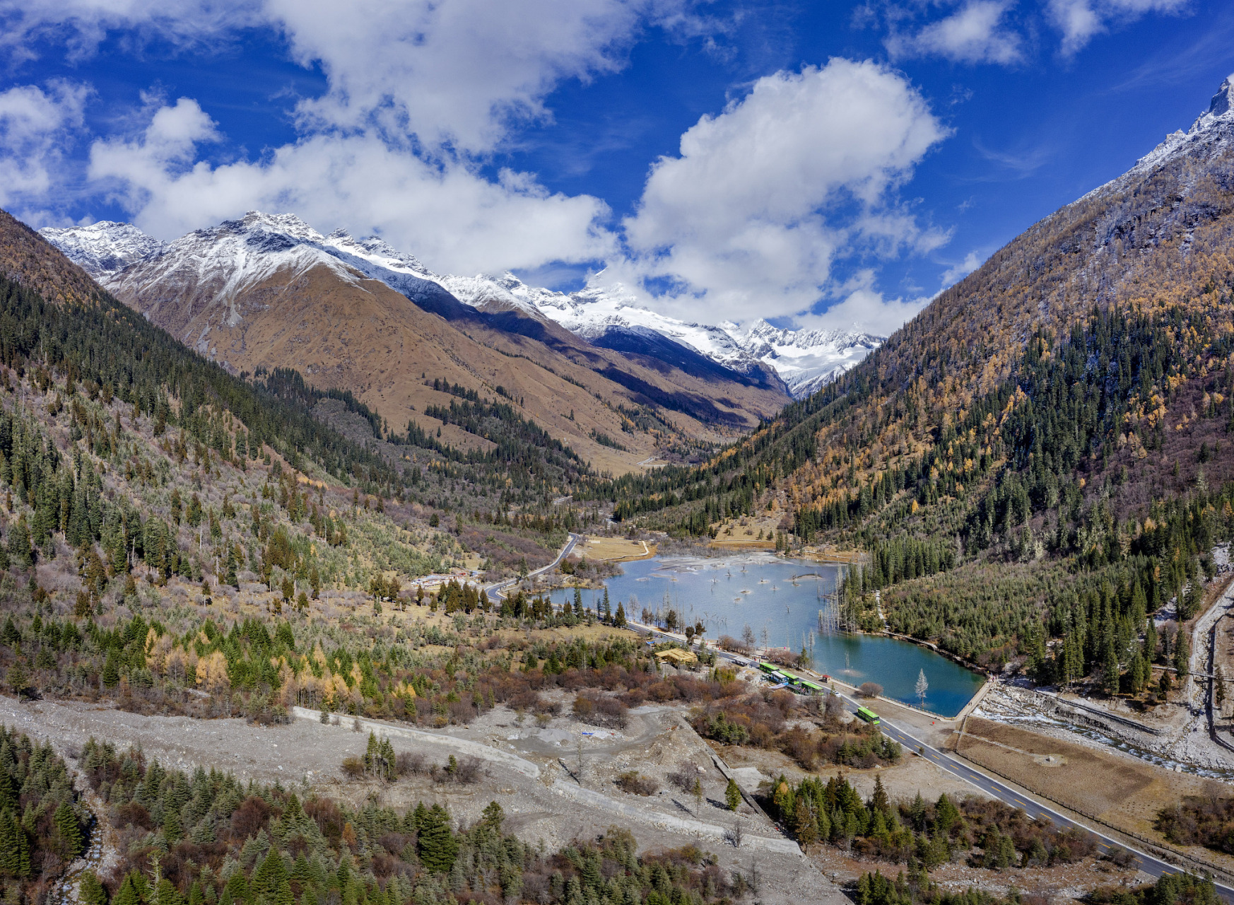 四川四姑娘山是中国著名的旅游景点之一.