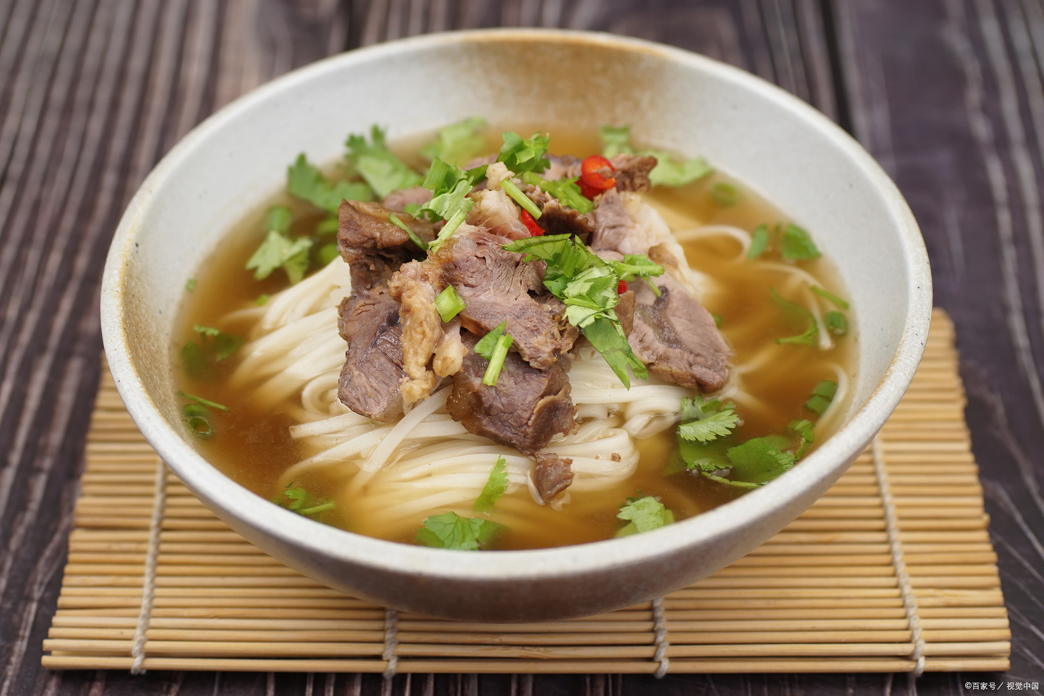 《牛肉粉的配料有哪些》 牛肉粉的配料丰富多样,每一种都承载着独特的