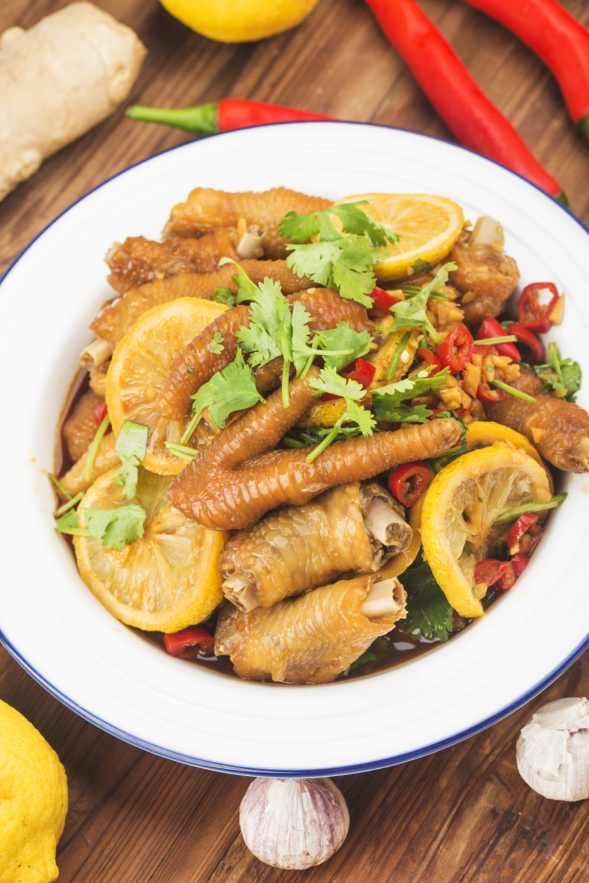 朱梓骁直播吃鸡爪,竟陷入假人传闻风波?数字化时代如何明辨真假?