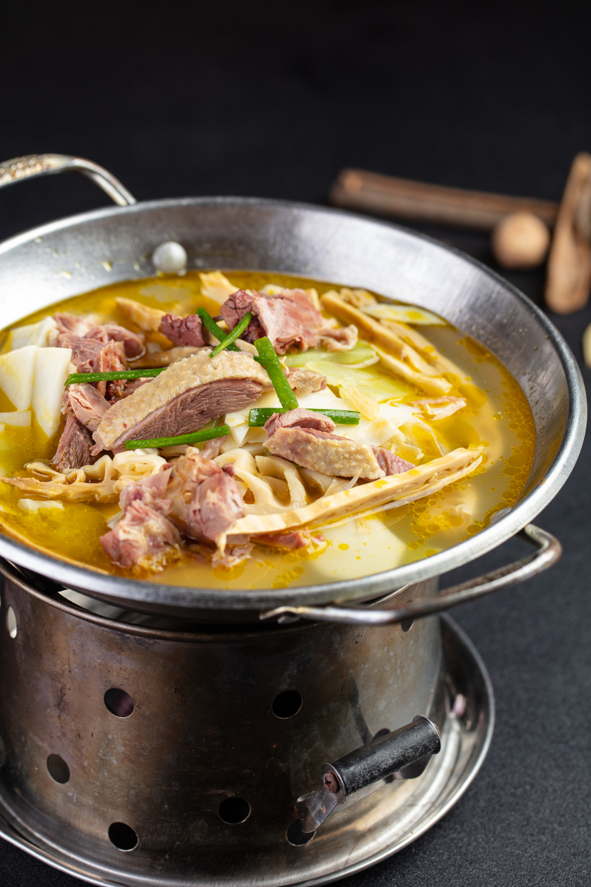 在杭州,有一道传承已久的名菜,那就是笋干老鸭煲.