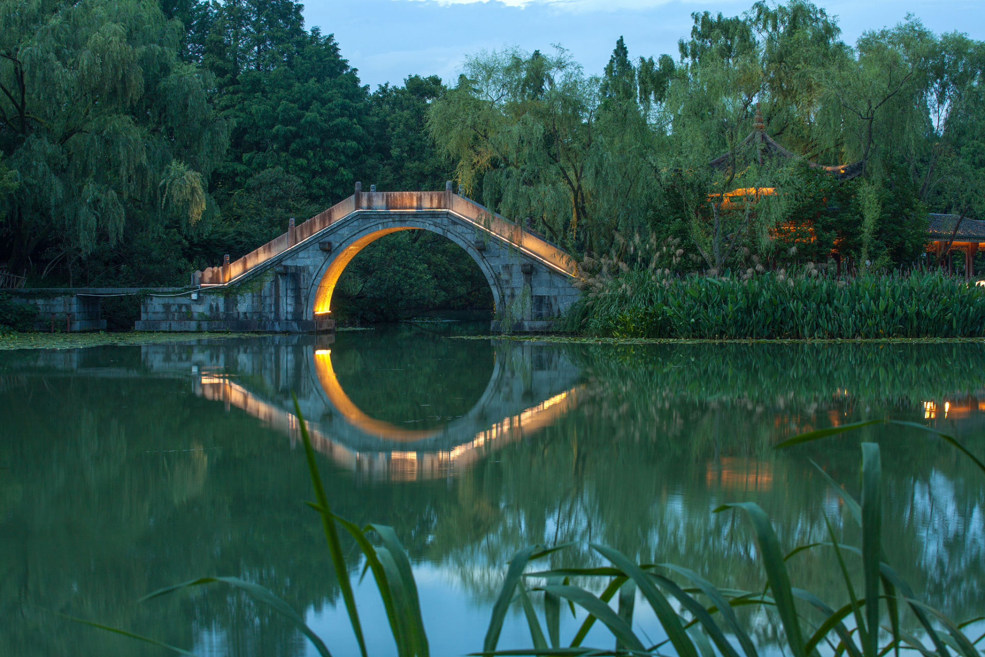 在成都如何感受小桥流水,古风的景致,别有一番幽雅繁茂的意境呢?