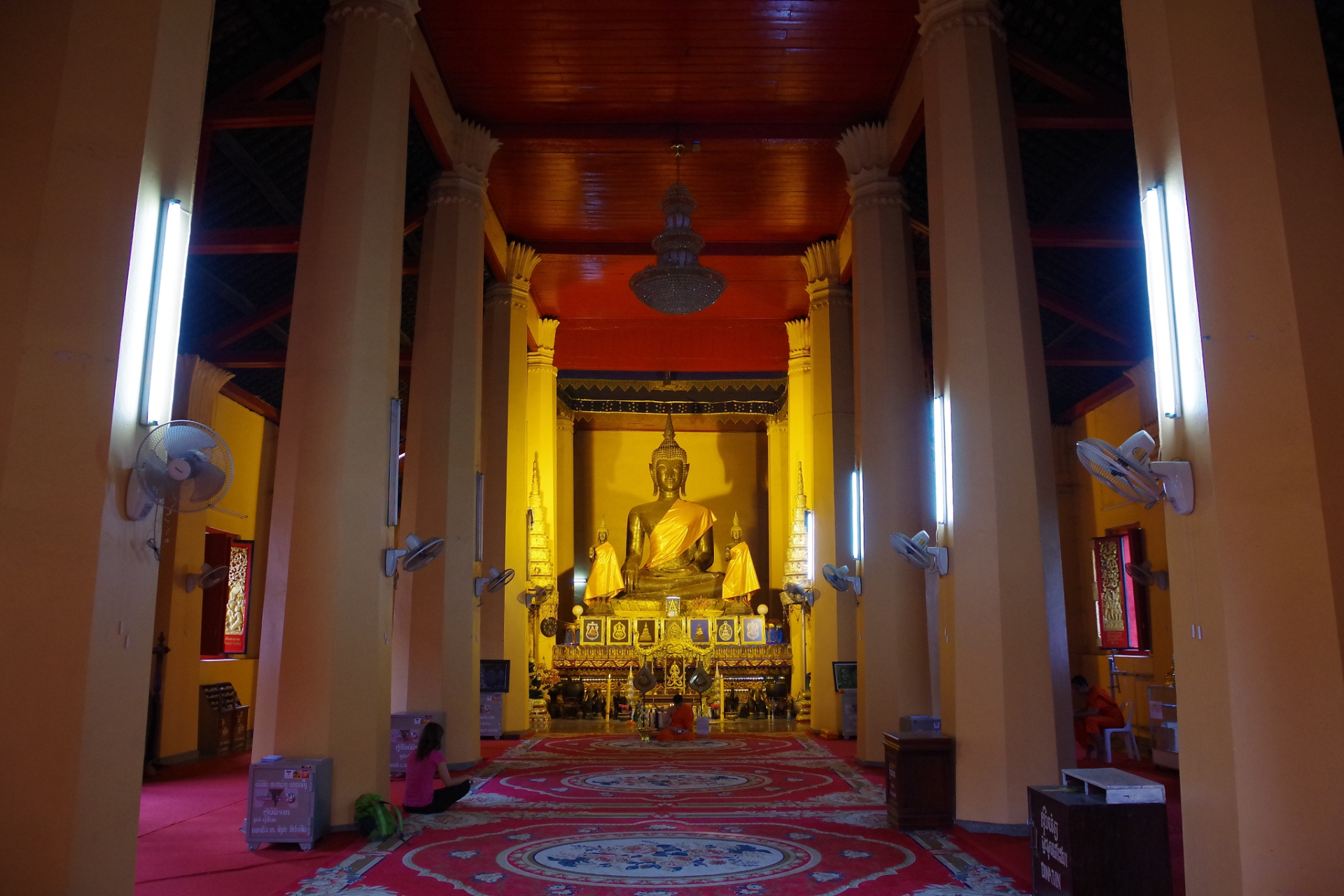 94朋友们,我最近去了一趟传说中的海淀法华寺,真的被那里的美景和